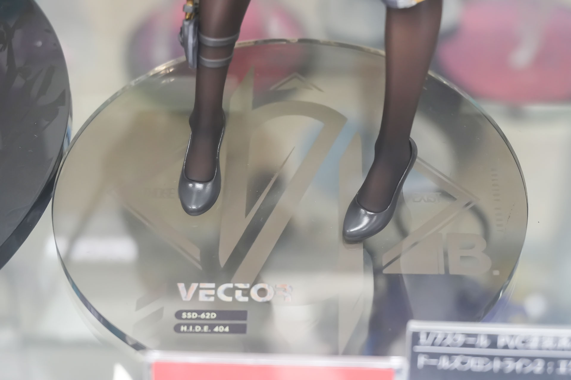 台座には「VECTOR」などの文字が描かれている