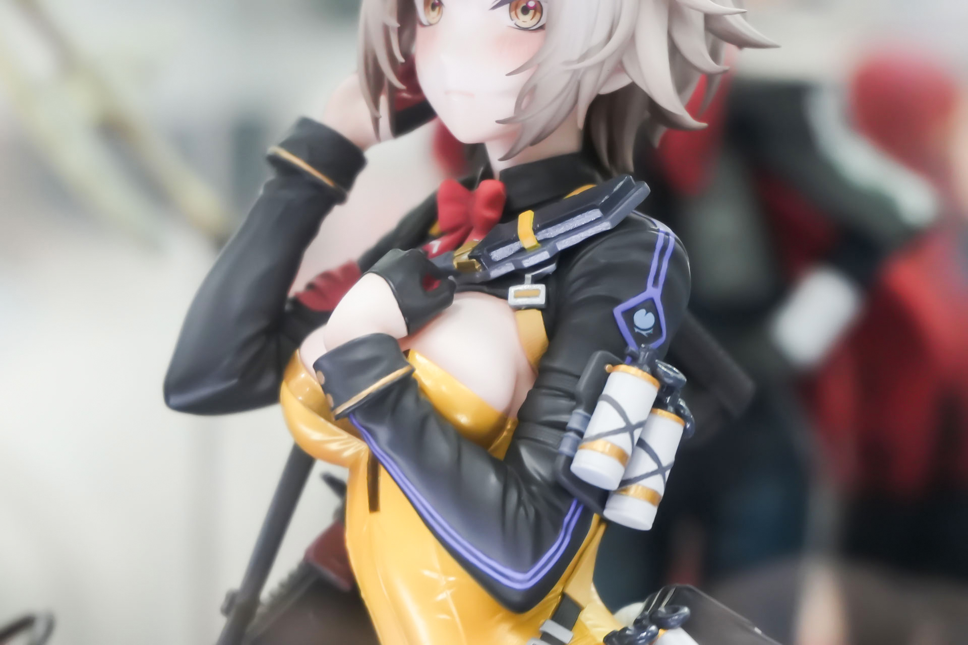 黒やパープルを組み合わせた衣装の配色にも注目