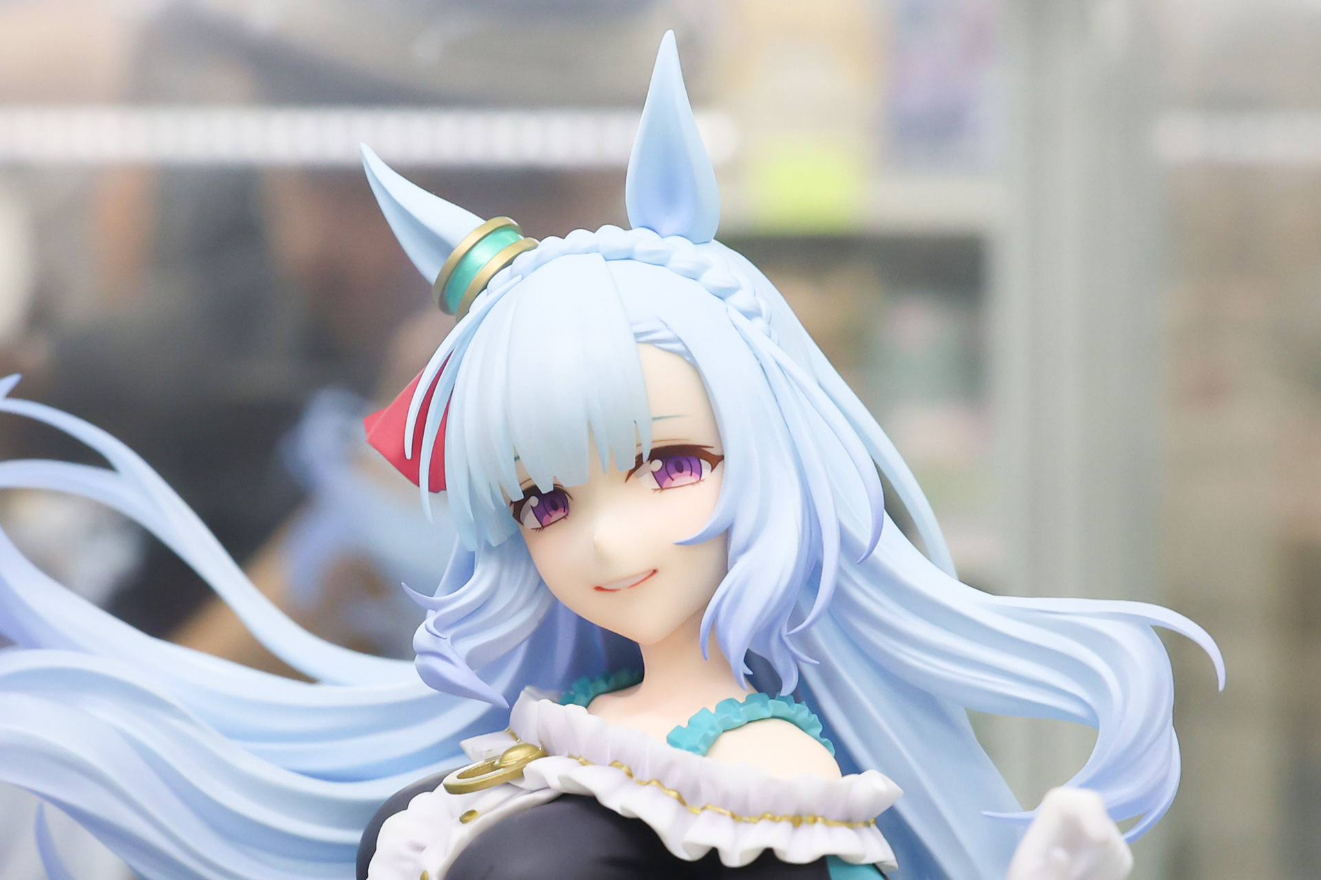 紫色の瞳と、口元に浮かぶ穏やかな微笑みが印象的だ