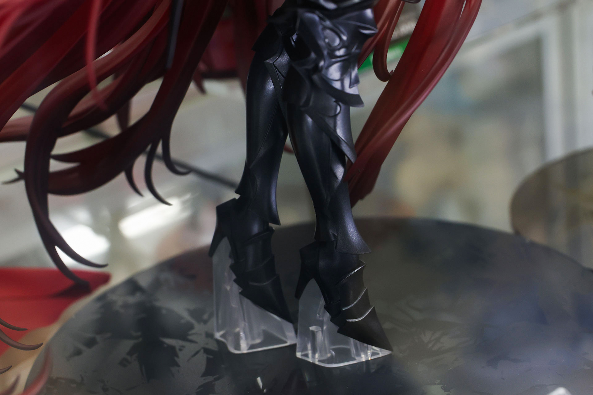 シャープな形状の黒いブーツを履いている