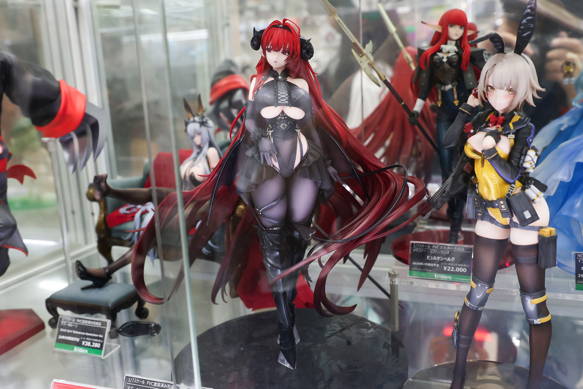 フィギュアの素材はPVC、ABS、アクリルで、台座部分を含む全高は約282mmだ