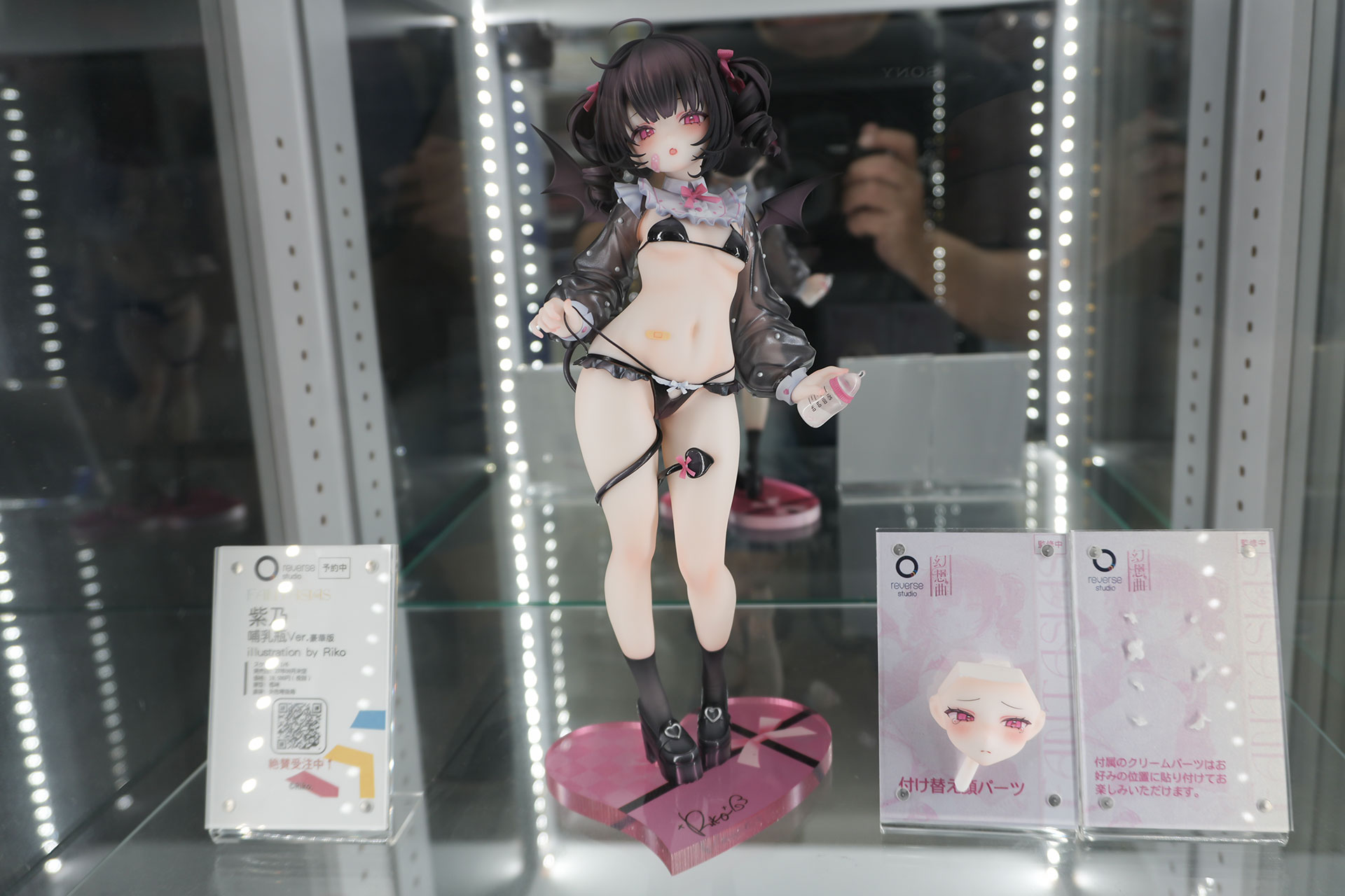 フィギュアの素材はPVCとABSで、台座部分を含む全高は約240mmだ