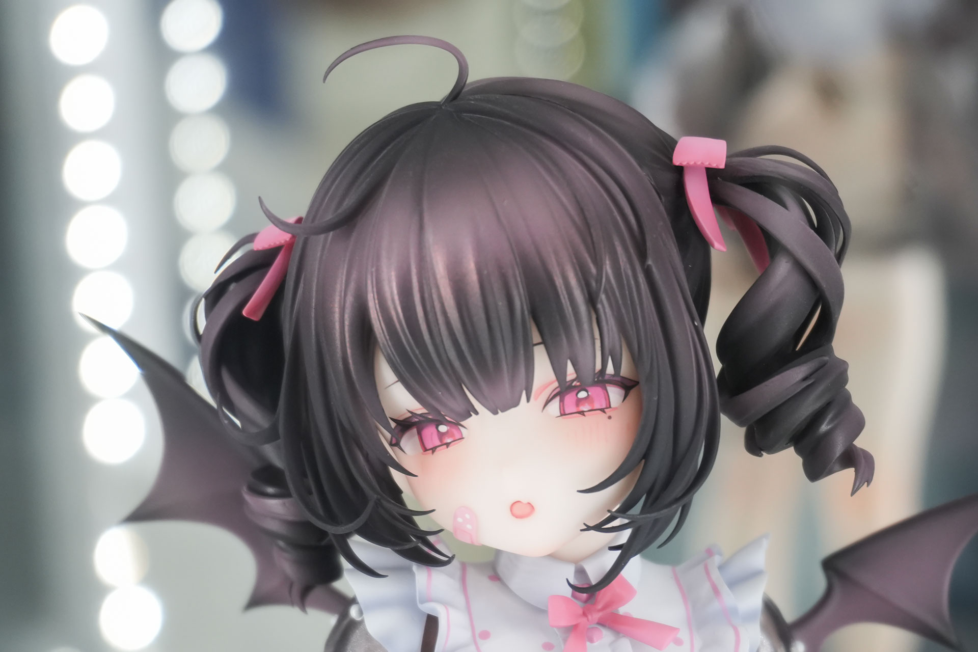 ピンク色の瞳と頬の赤みが印象的だ
