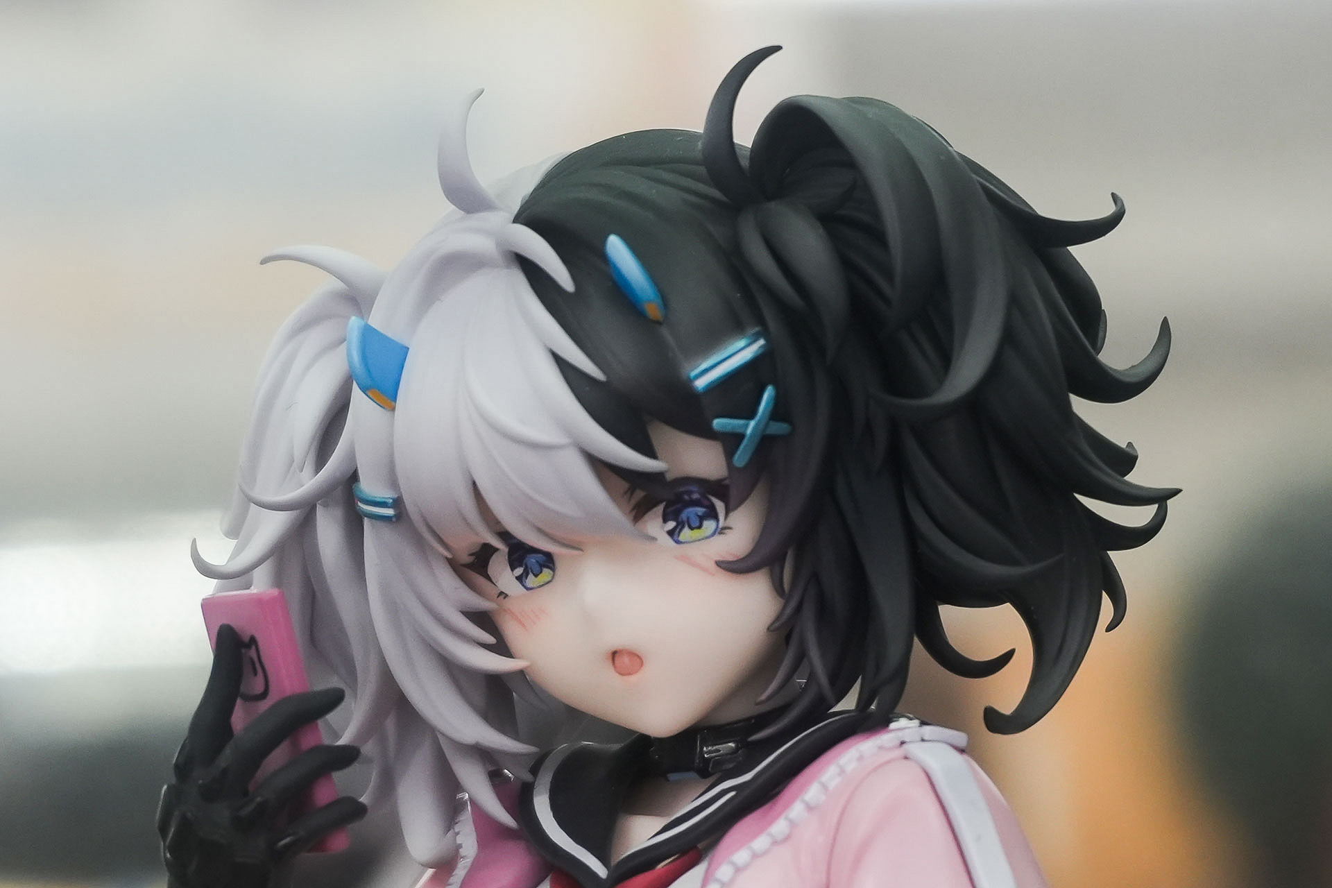 白と黒で大きく分かれたツートーンヘアが特徴的だ