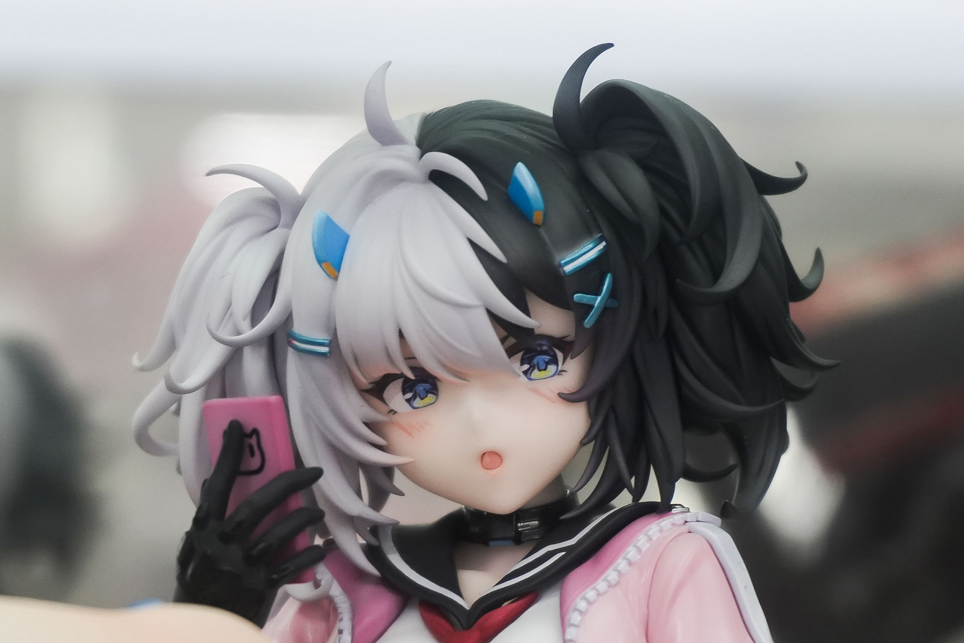 ブルーの髪飾りがモノトーンの髪にアクセントを加えている