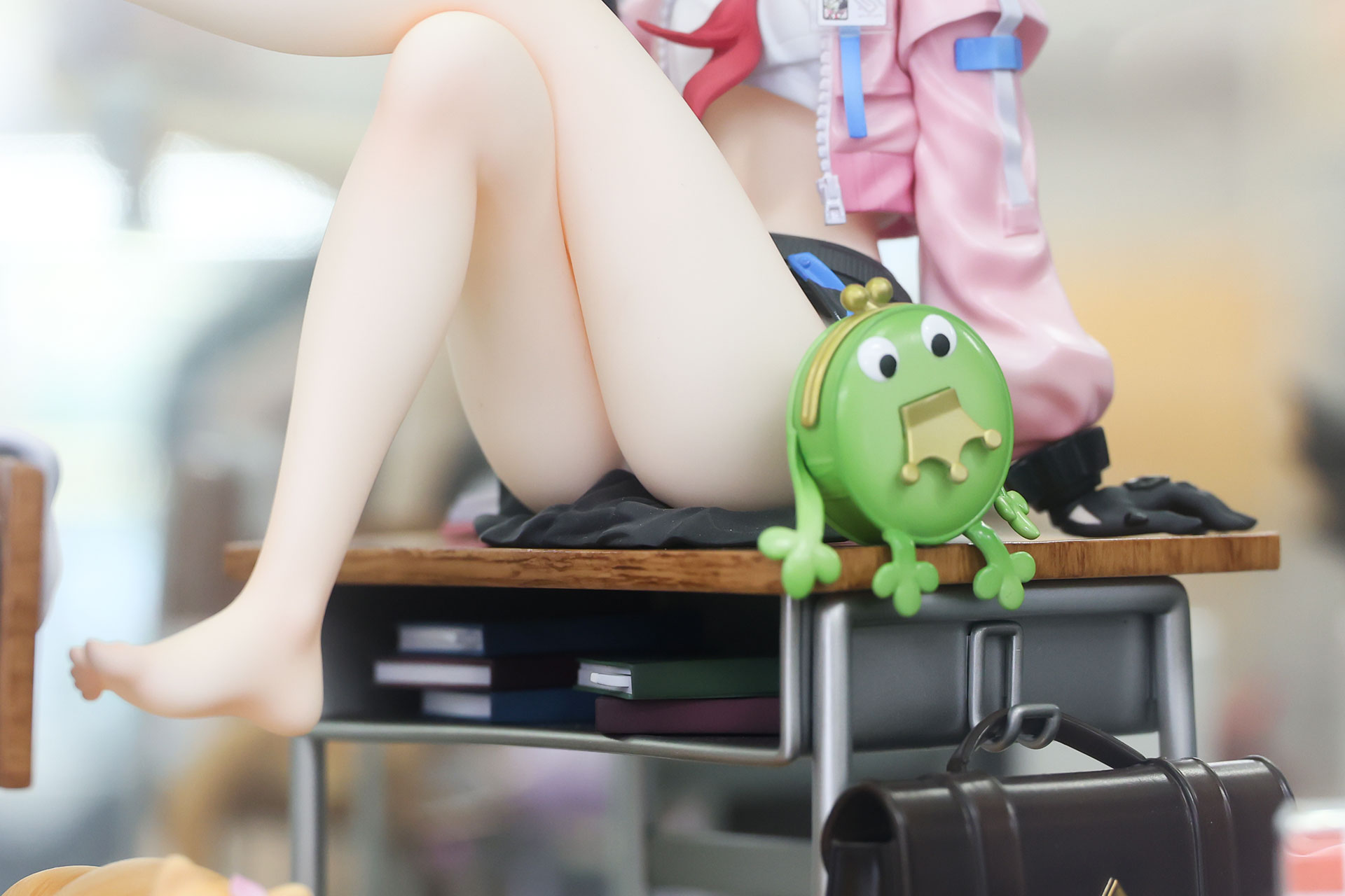 机の棚には、複数の教科書が収納されている