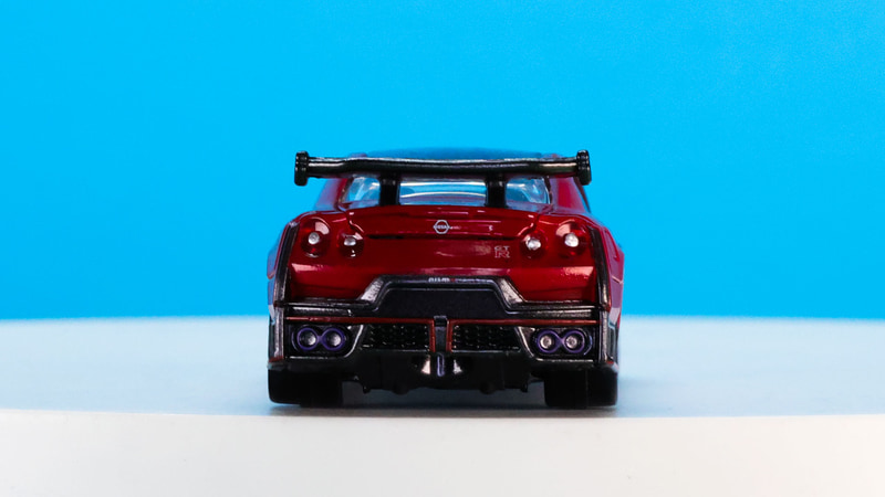 リア：迫力のGTウイングがそびえたちます