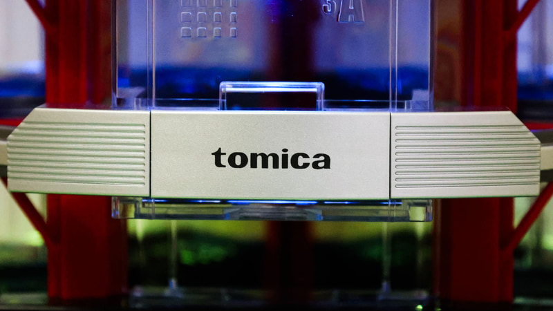 前面にはtomicaロゴの看板があります