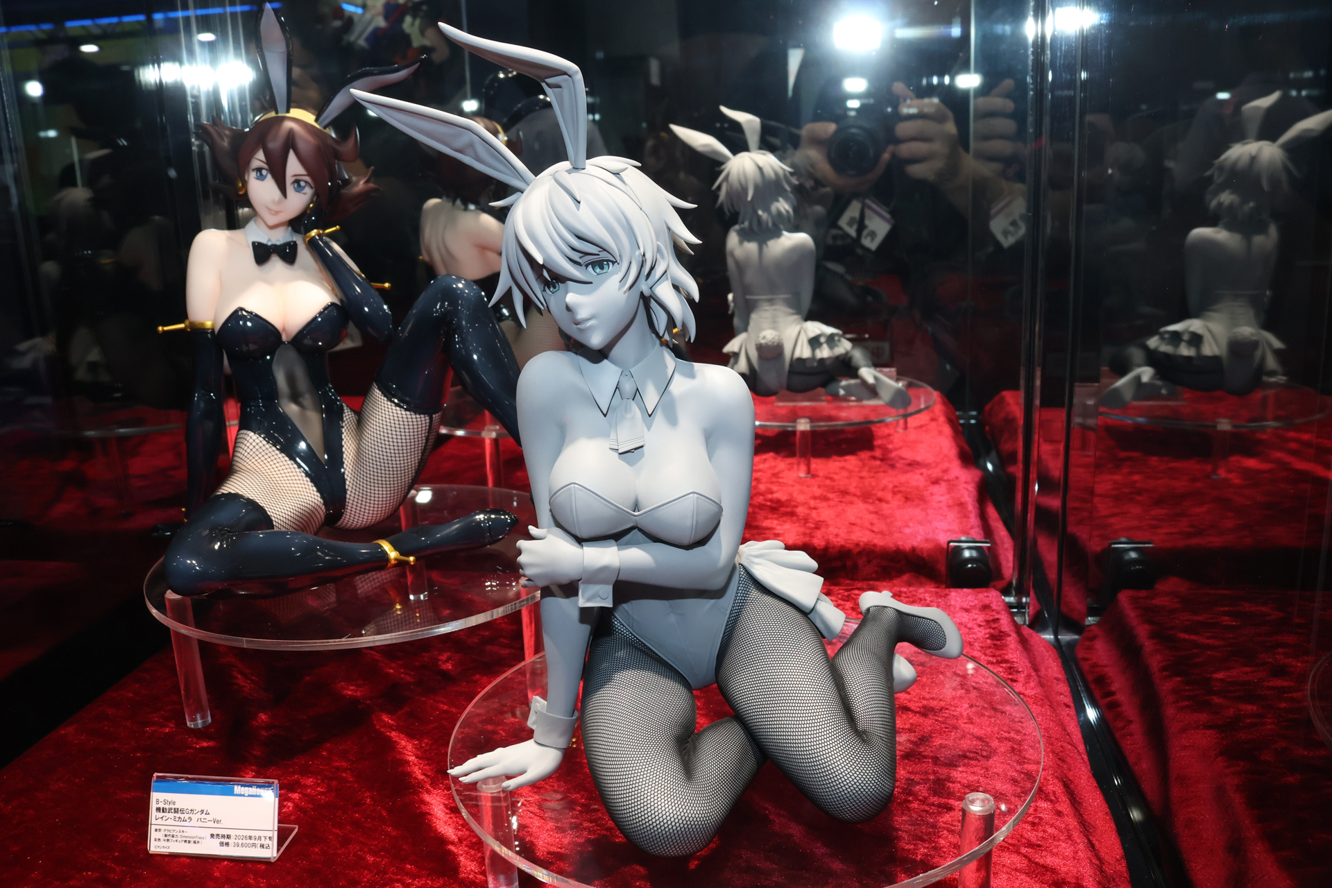 「B-style 機動戦士ガンダム 第08MS小隊 アイナ・サハリン バニーVer.」。左奥は発売済みの「同 レイン・ミカムラ バニーVer.」