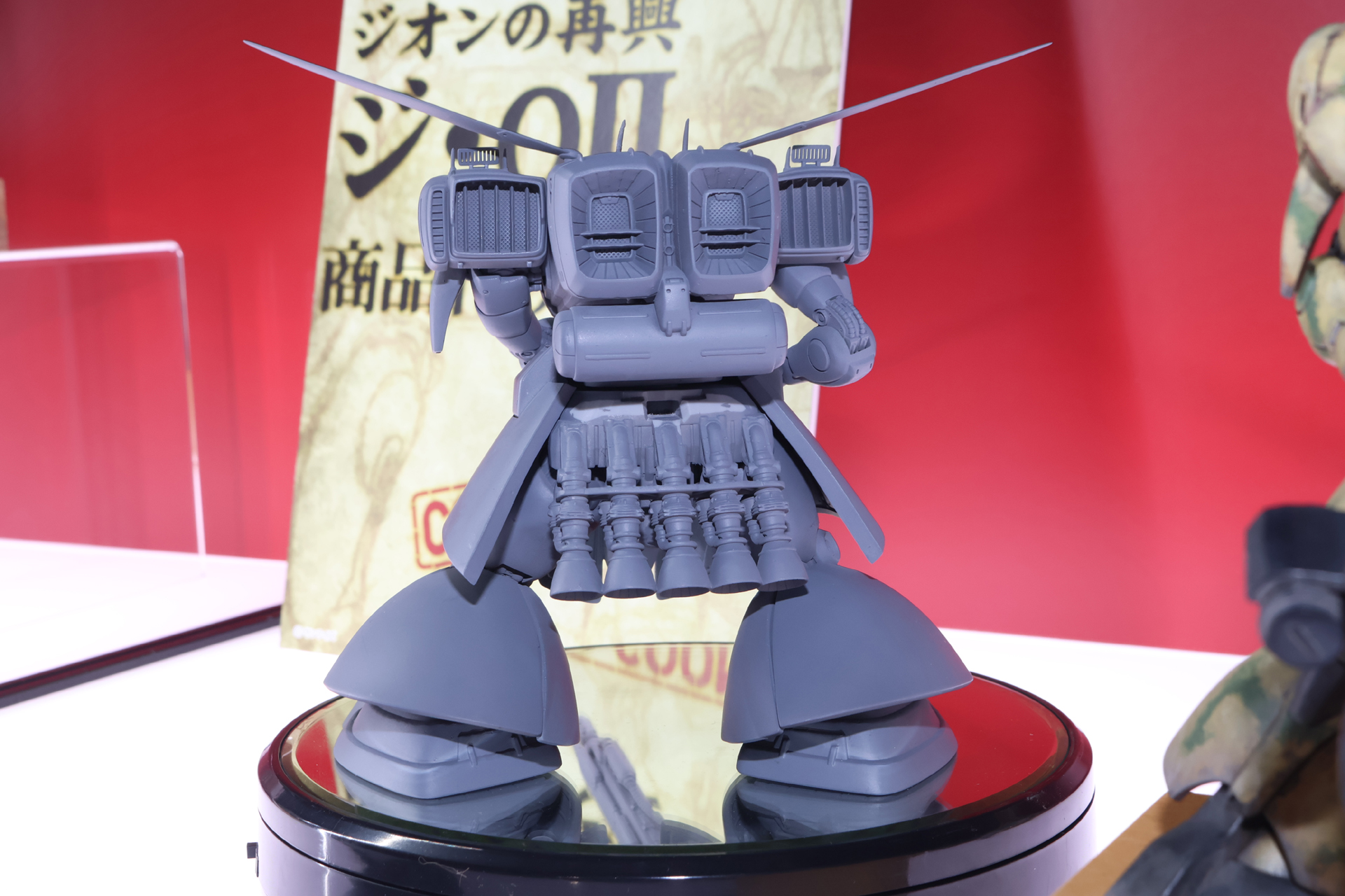 バックパックやスカート内部の構造も披露されている