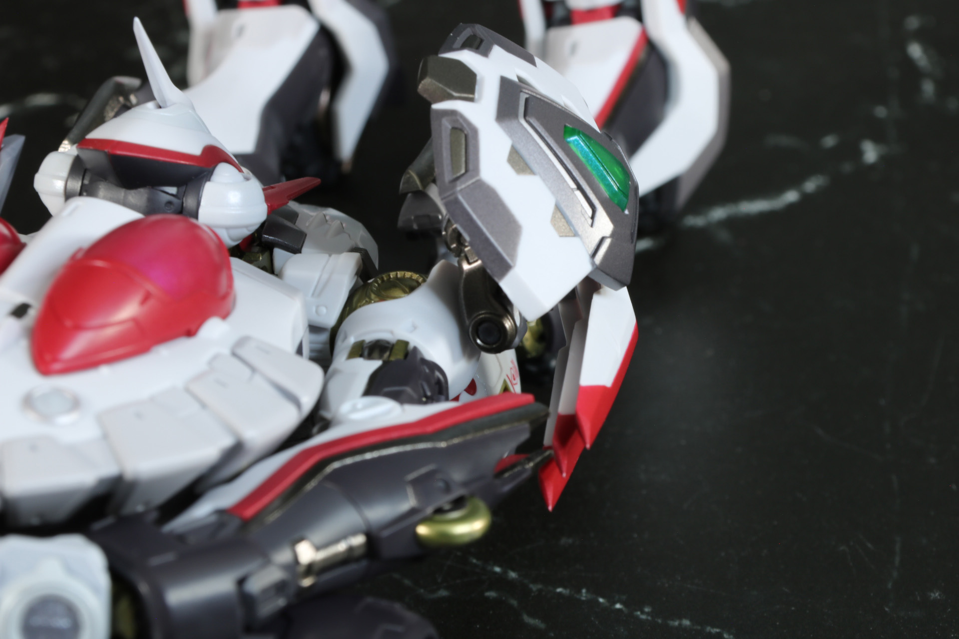 肩アーマーの位置を調整