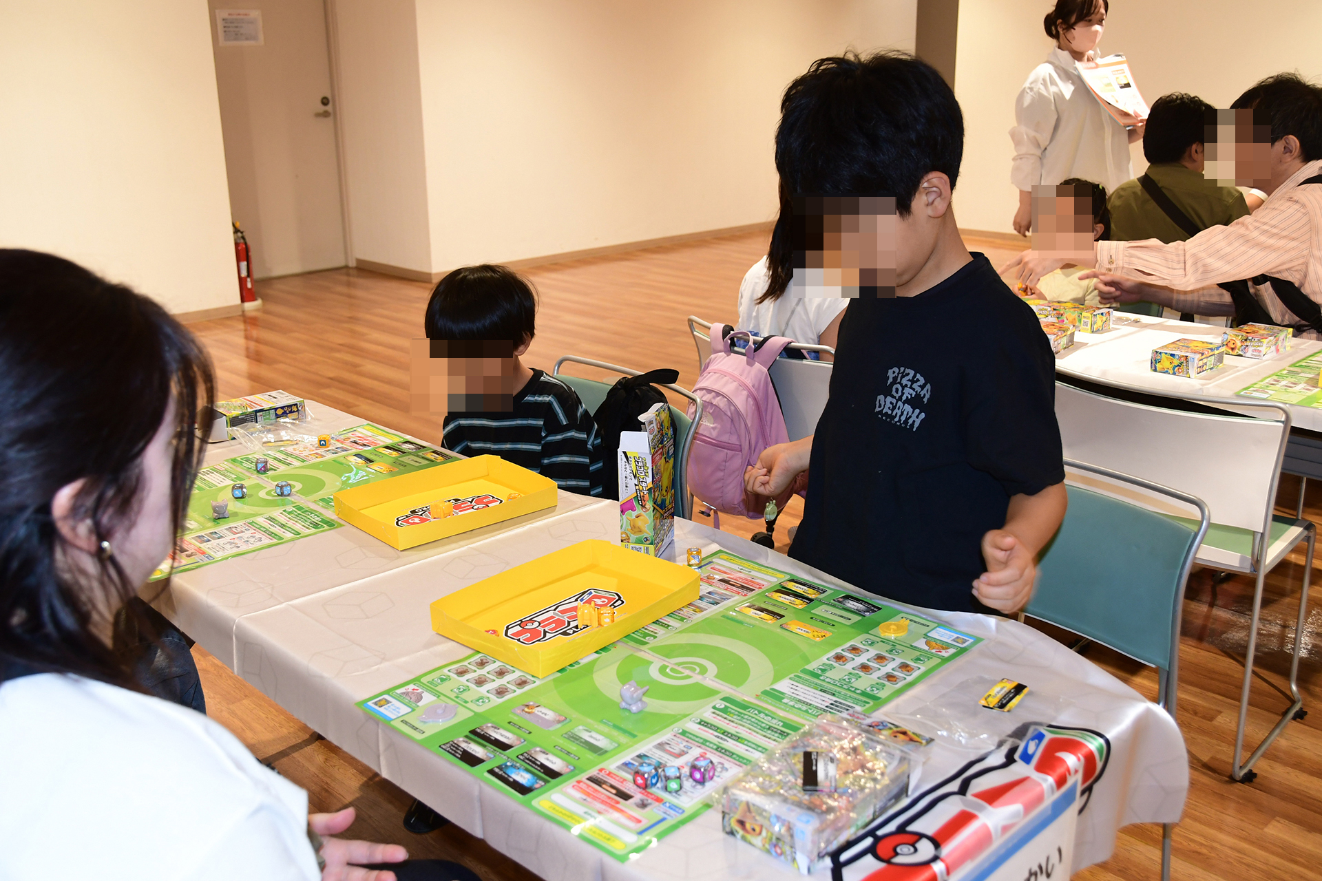 4つのサイコロを一度に振り、出目でワザが発動する楽しさ。わかりやすいゲーム性は初めてでもすぐに遊べる