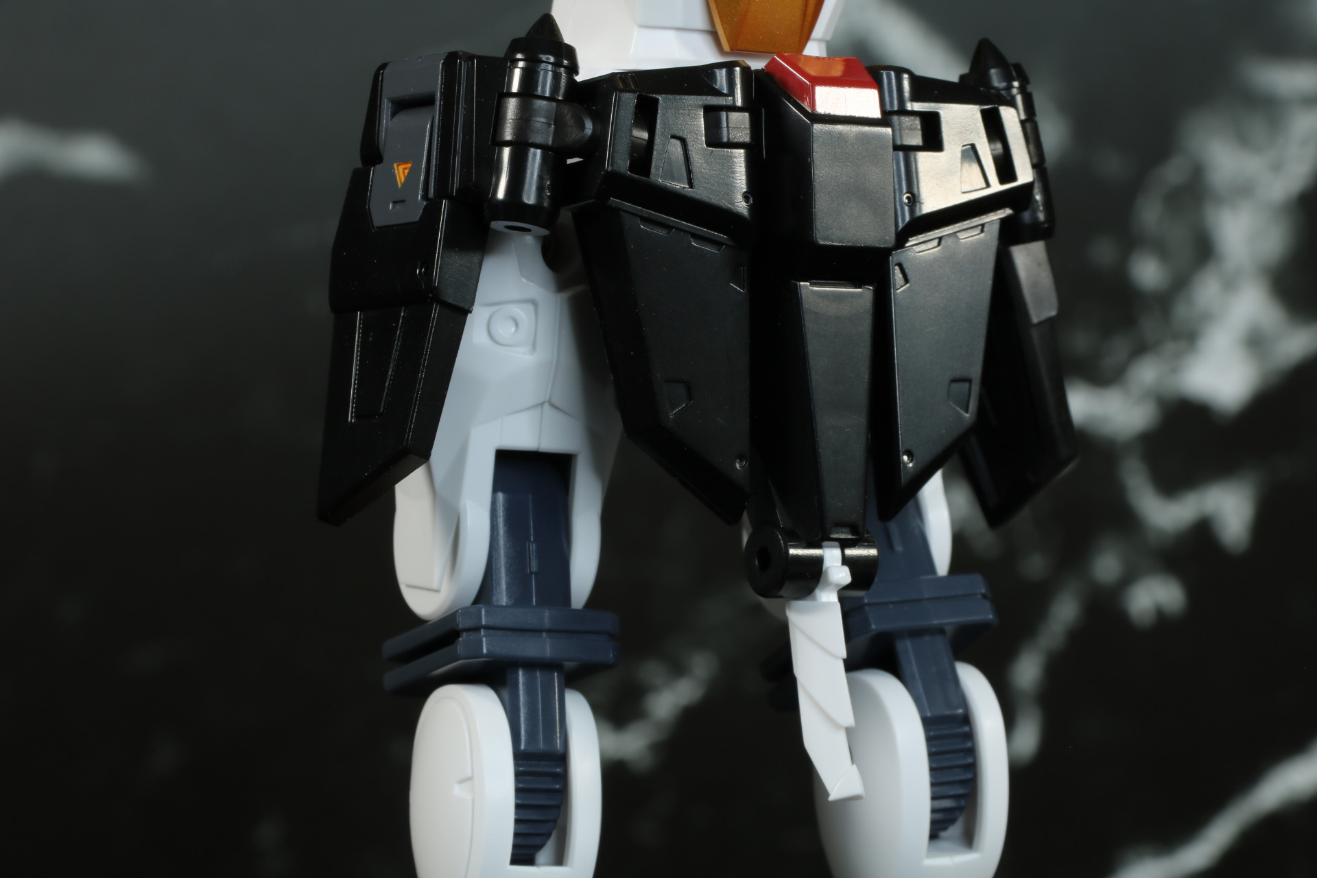 腰部のサイドアーマーと尻尾を収納