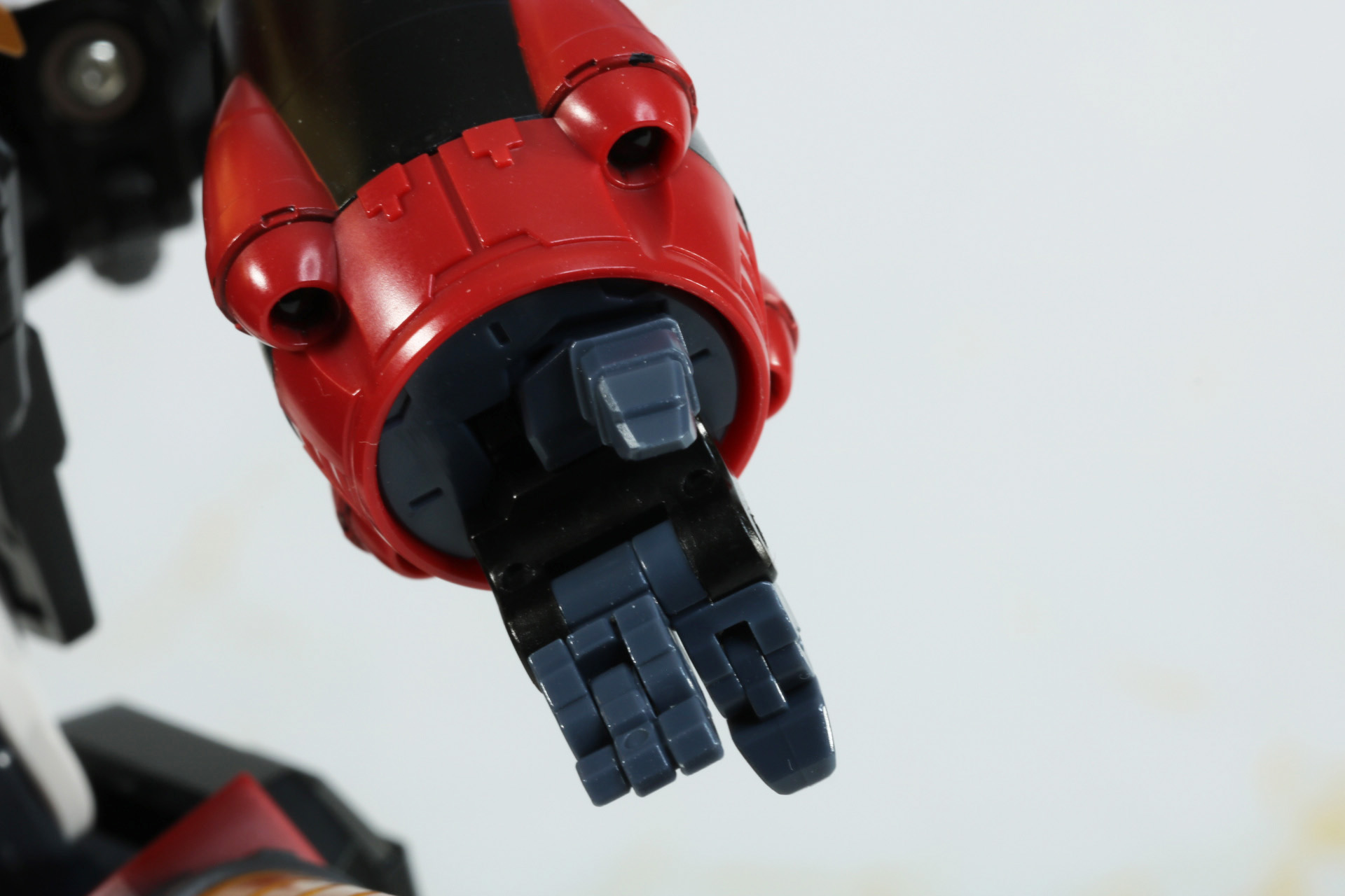 マニピュレーターは各可動で細かな表情付けが可能。親指は内側に5mm軸を持たせられる軸受け造形となっている