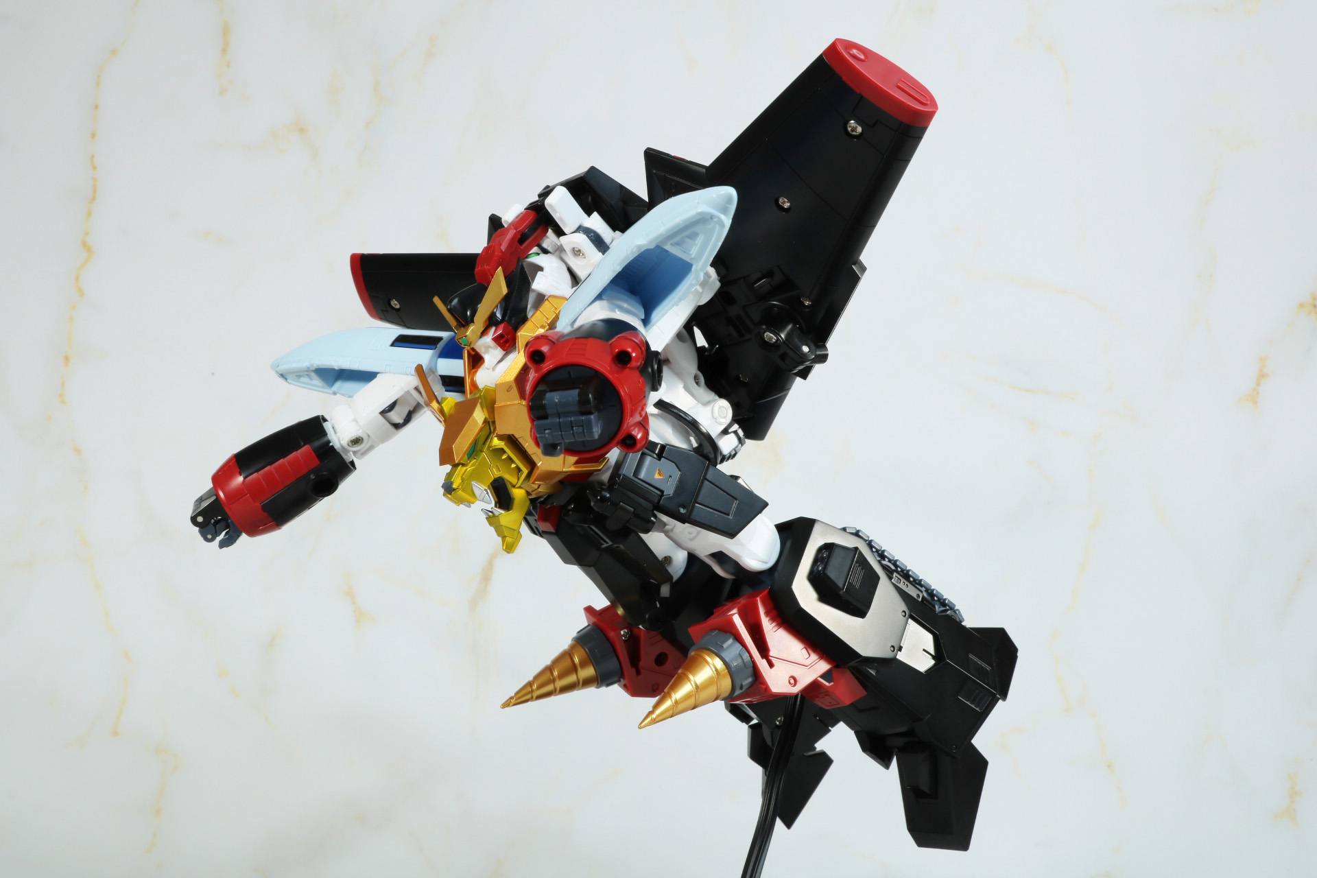 OPをイメージした飛行ポーズ※ダイソーのディスプレイスタンドは別売りです