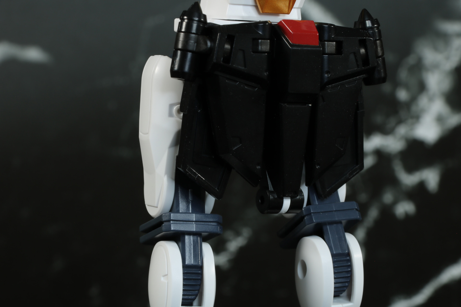 ガイガーのコンパクトな腰部アーマーになる