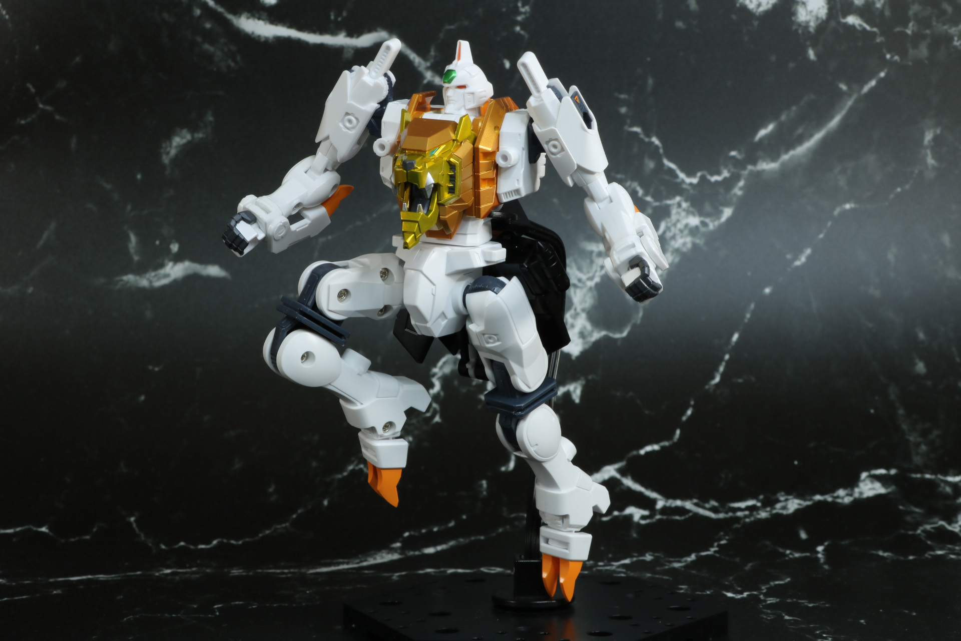各部可動で様々なポージングが可能 ※ダイソーのディスプレイスタンドは別売りです