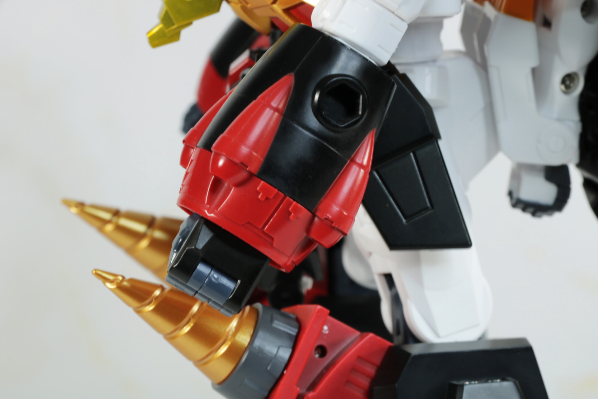 ガオガイガーの腕部にジョイントを接続して持たせることができる