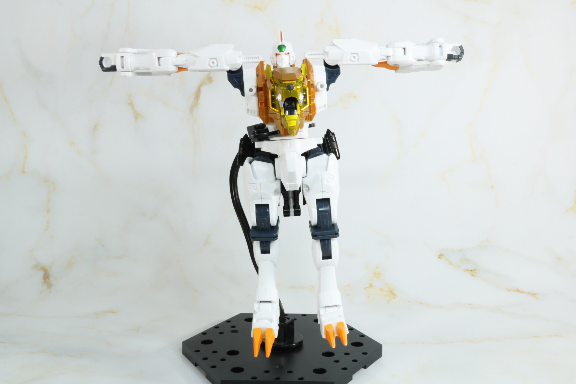 「ガイガー」の腰を180度回転※ダイソーのディスプレイスタンドは別売りです
