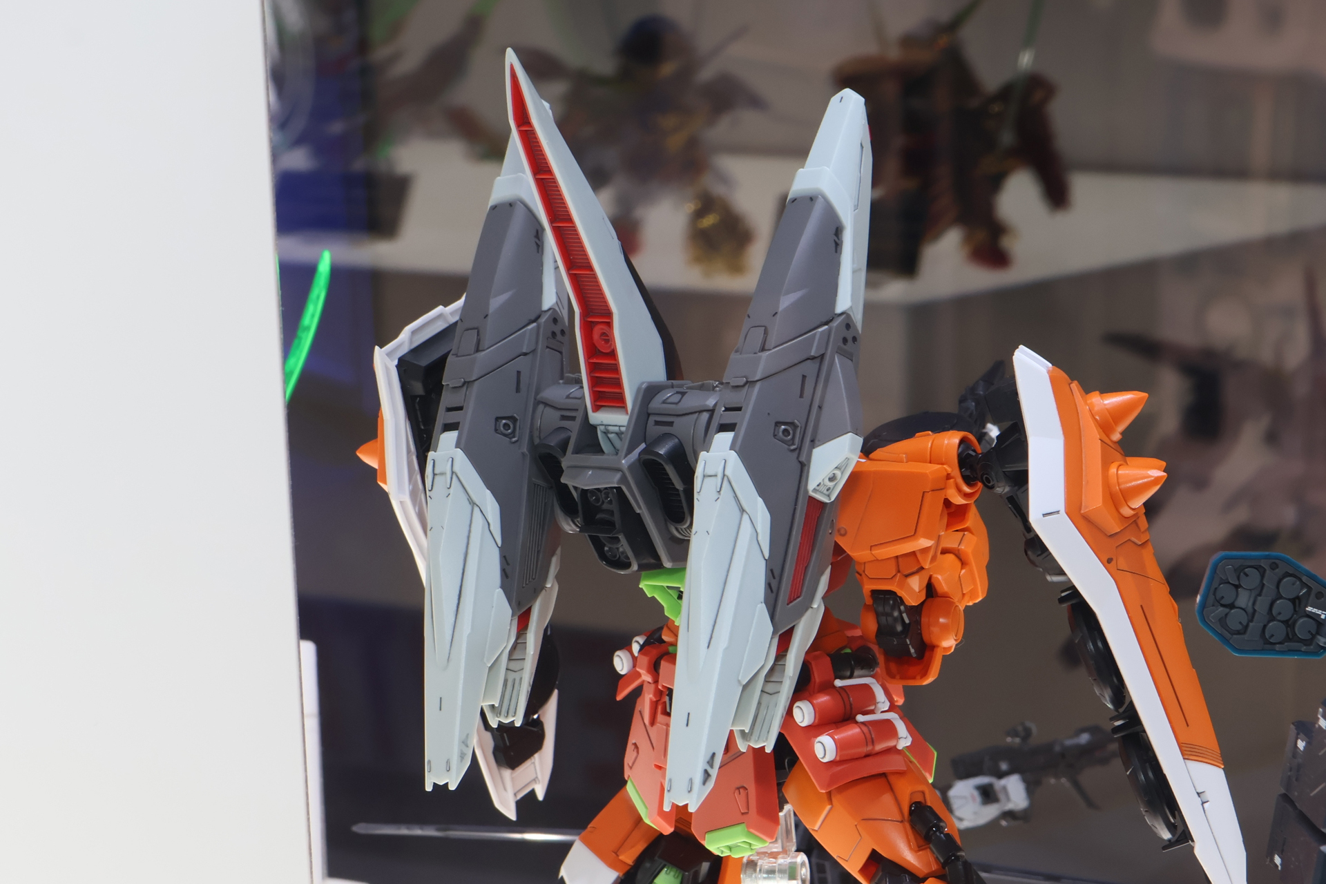 ブレイズウィザードは左右の先端が展開しミサイルポッドが露出する