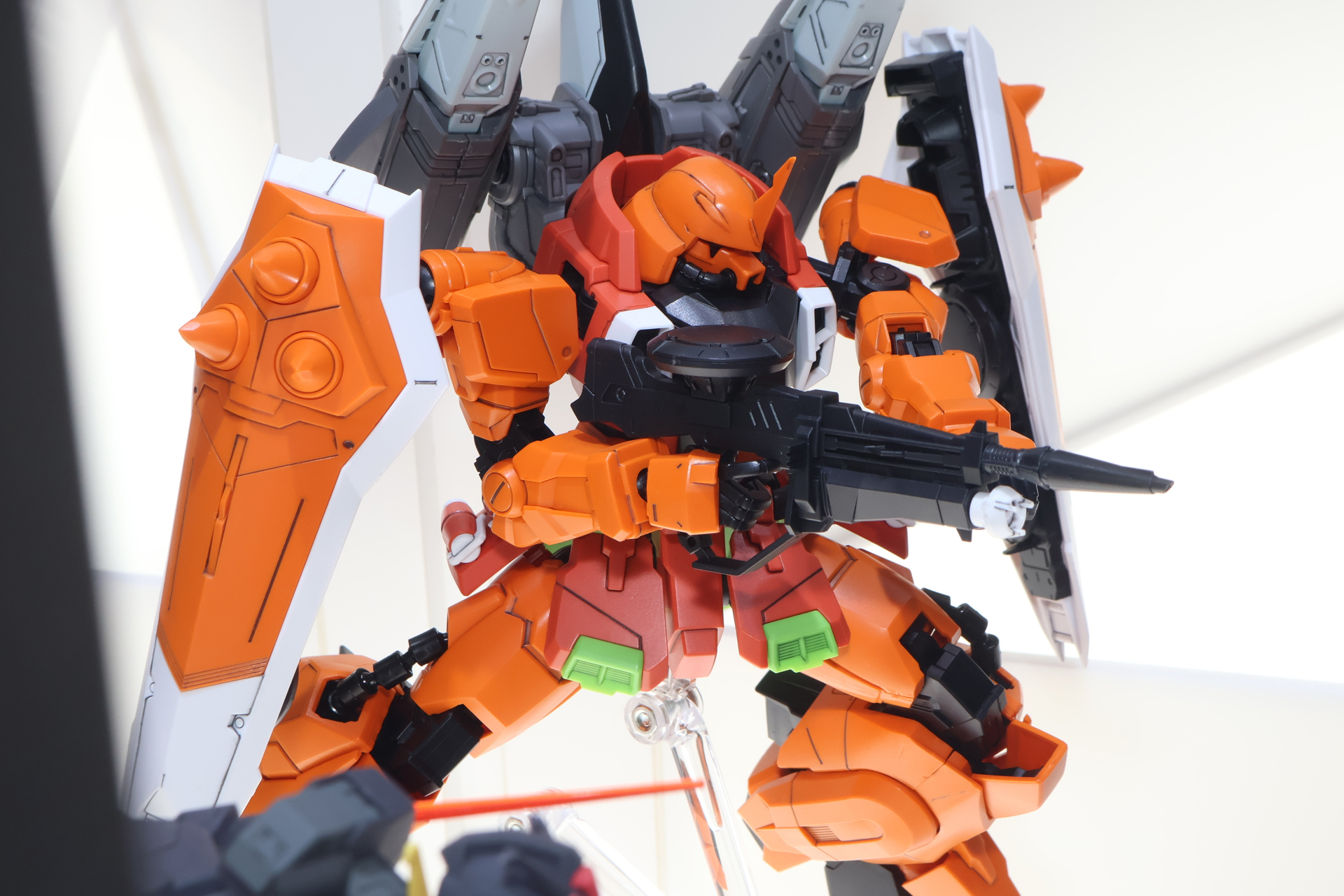構えているのはビーム突撃銃。このほか、ビームトマホークも付属する