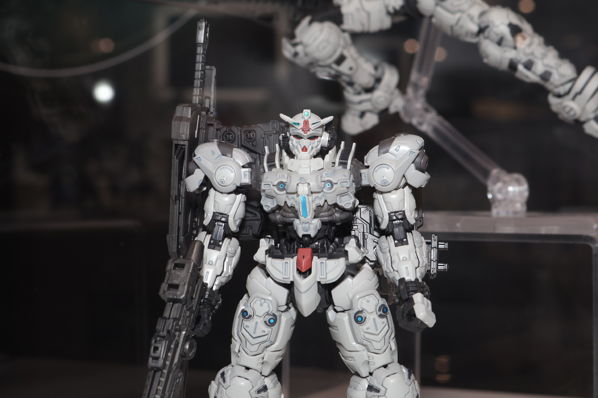 かなりガッチリとした体躯のガンダムだ