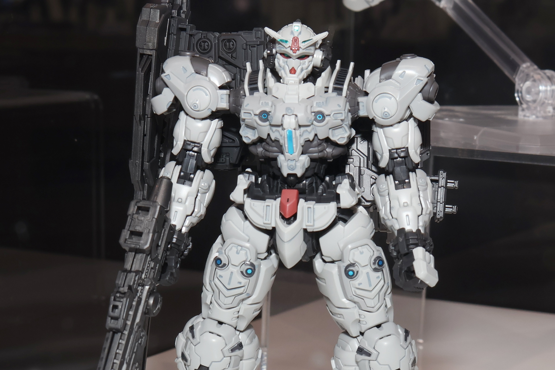 1/144スケールながらディテールはかなり細かい。胸や脚部にある目のような意匠も気になるところ