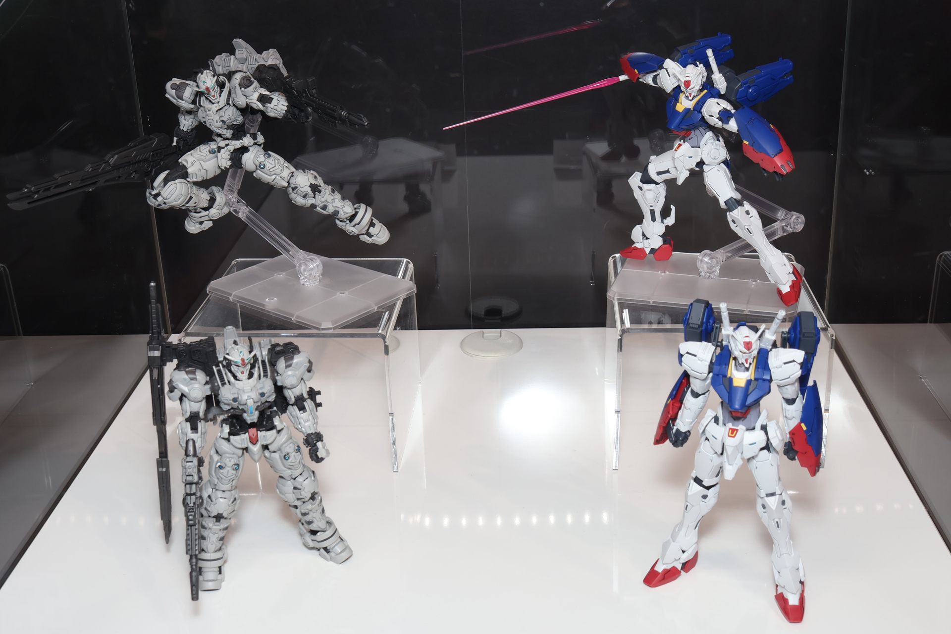 同じ「RG project」のゲーム作品「GUNDAM ROGUE ORBIT」の「HG 1/144 ガンダムヘリックス」（左）と共に展示中