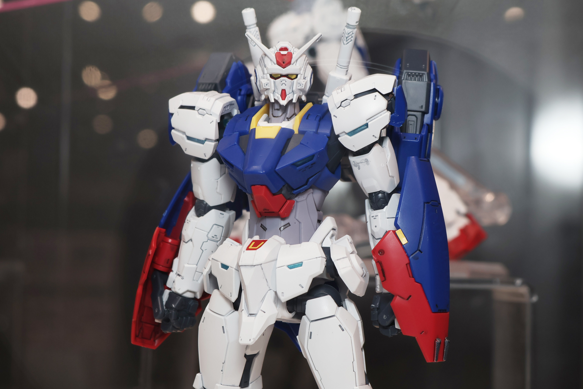 頭部や胸部など、ガンダムの意匠はある程度受け継いではいるものの、ややスリムでシンプルなデザインのガンダムZERO