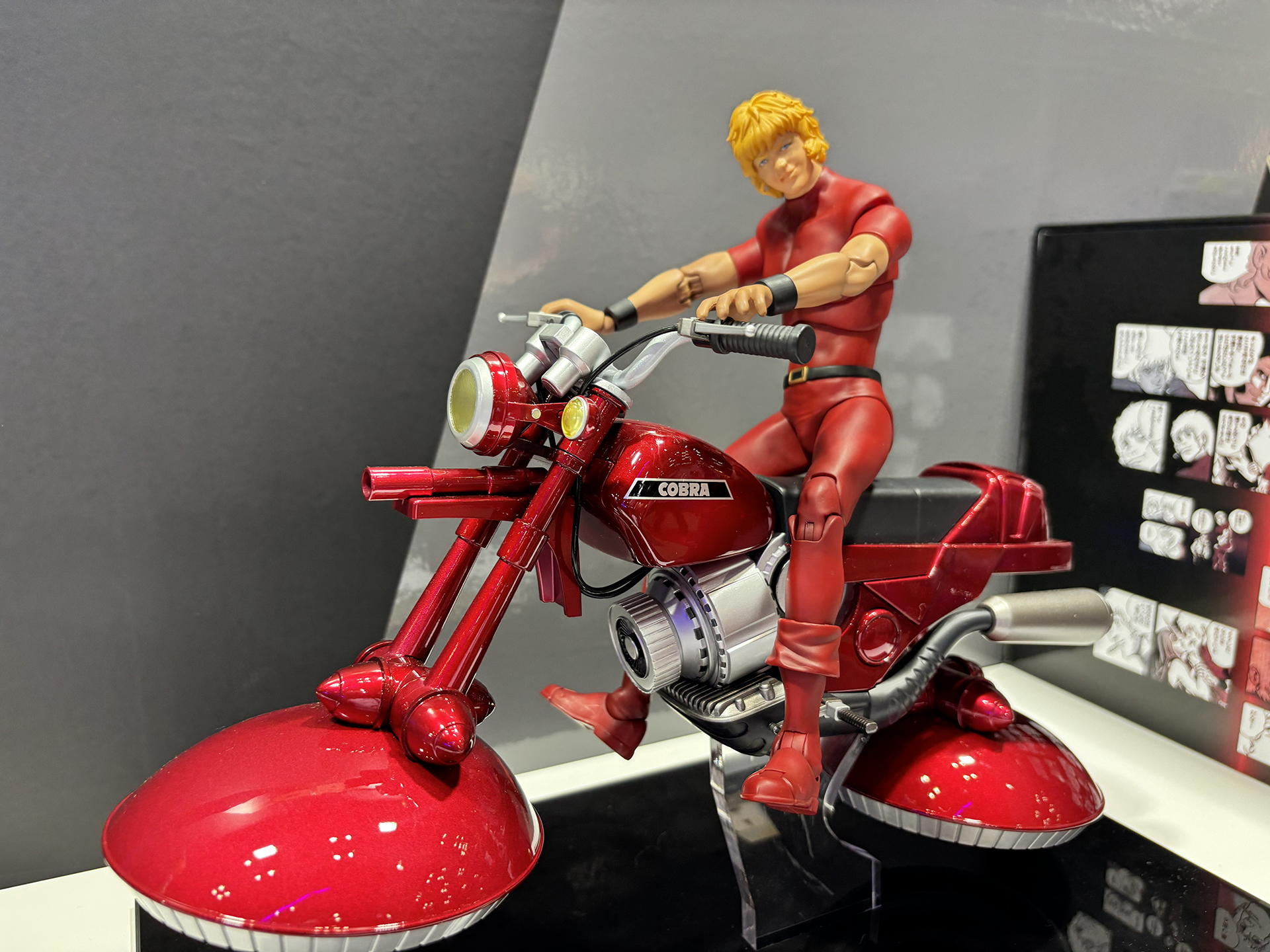 いよいよ発売となる「コブラ ＋ エアバイク 1/8」。スケールは同じ1/8で、このフィギュア技術が「フィGEAR ドロンジョ様 1/8」に繋がった