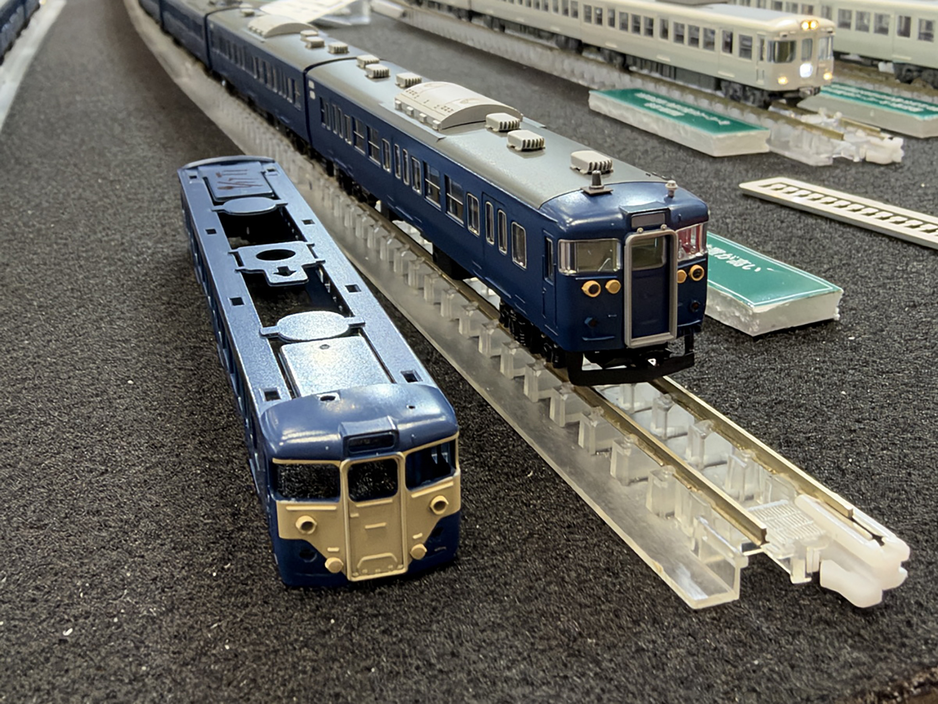 前照灯とタイフォンの位置が高い1500番台を再現。左の113系と比較するとよく分かる
