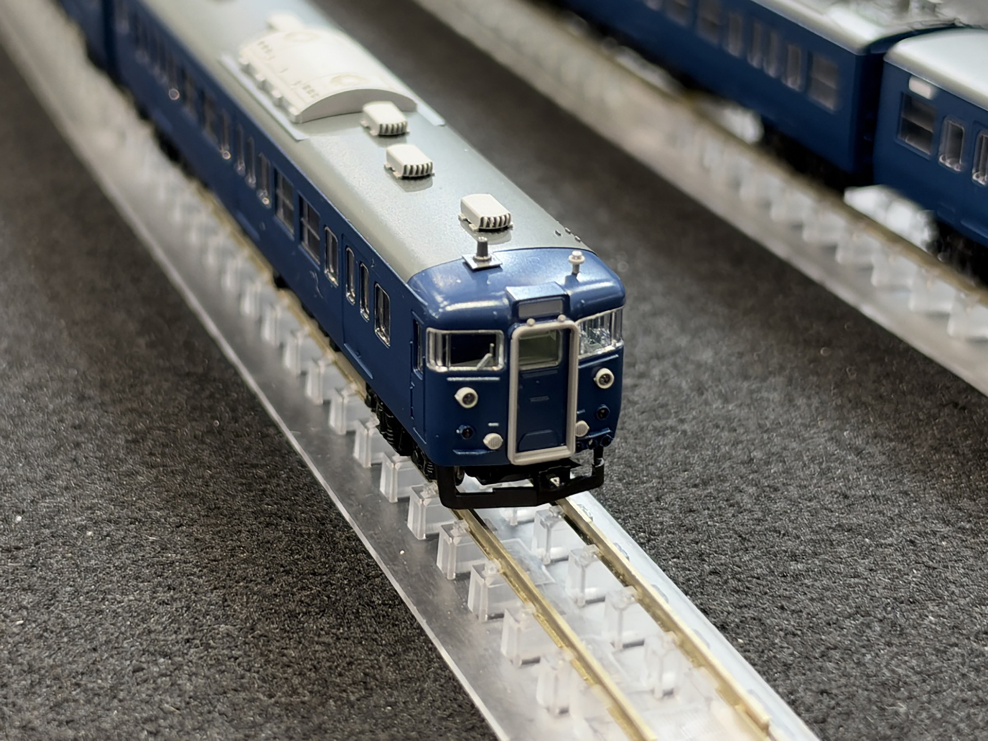 先頭車の左上に無線アンテナが付いている