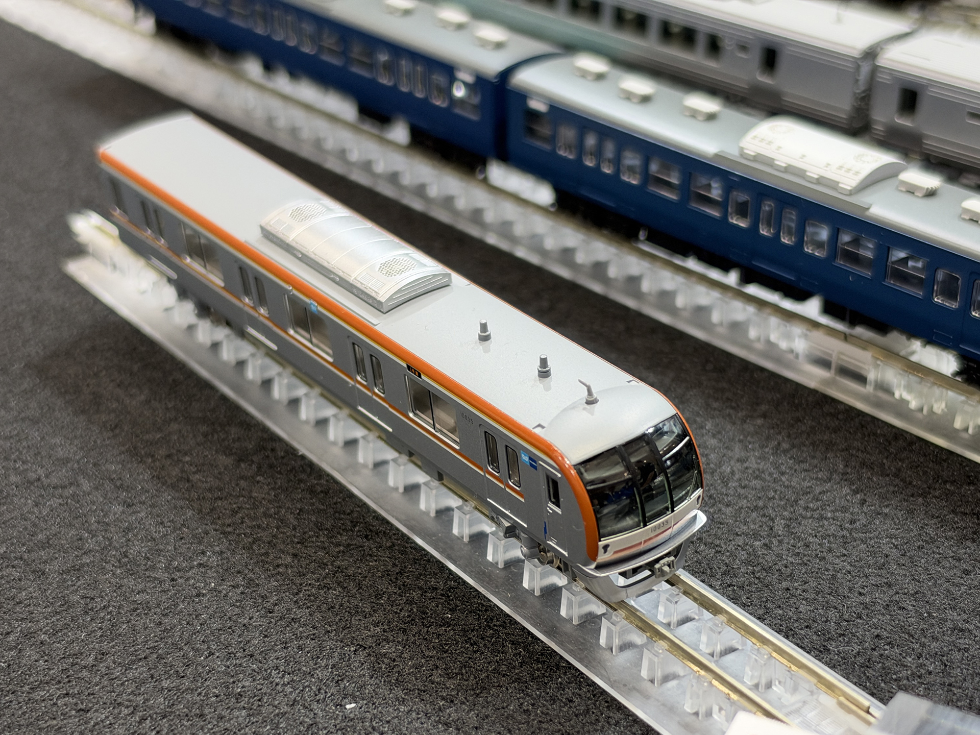 運転台の真上（屋根の最前部）に増設された、L字型（逆L字型）の小さなアンテナがデジタル無線アンテナ