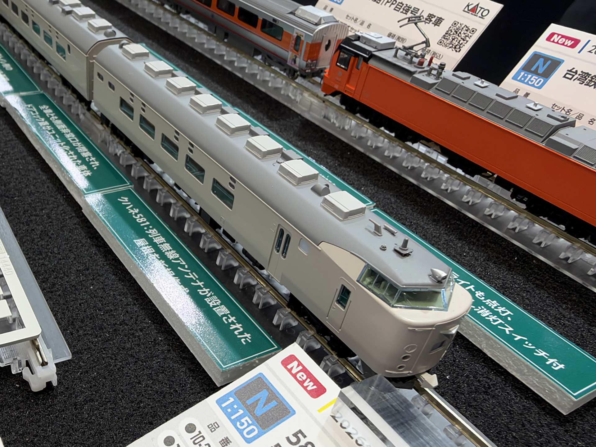 583系きたぐに。クハネ581は列車無線アンテナが設置された屋根を新規作成。きたぐには7両基本セットが30,140円、3両増結セットが11,110円