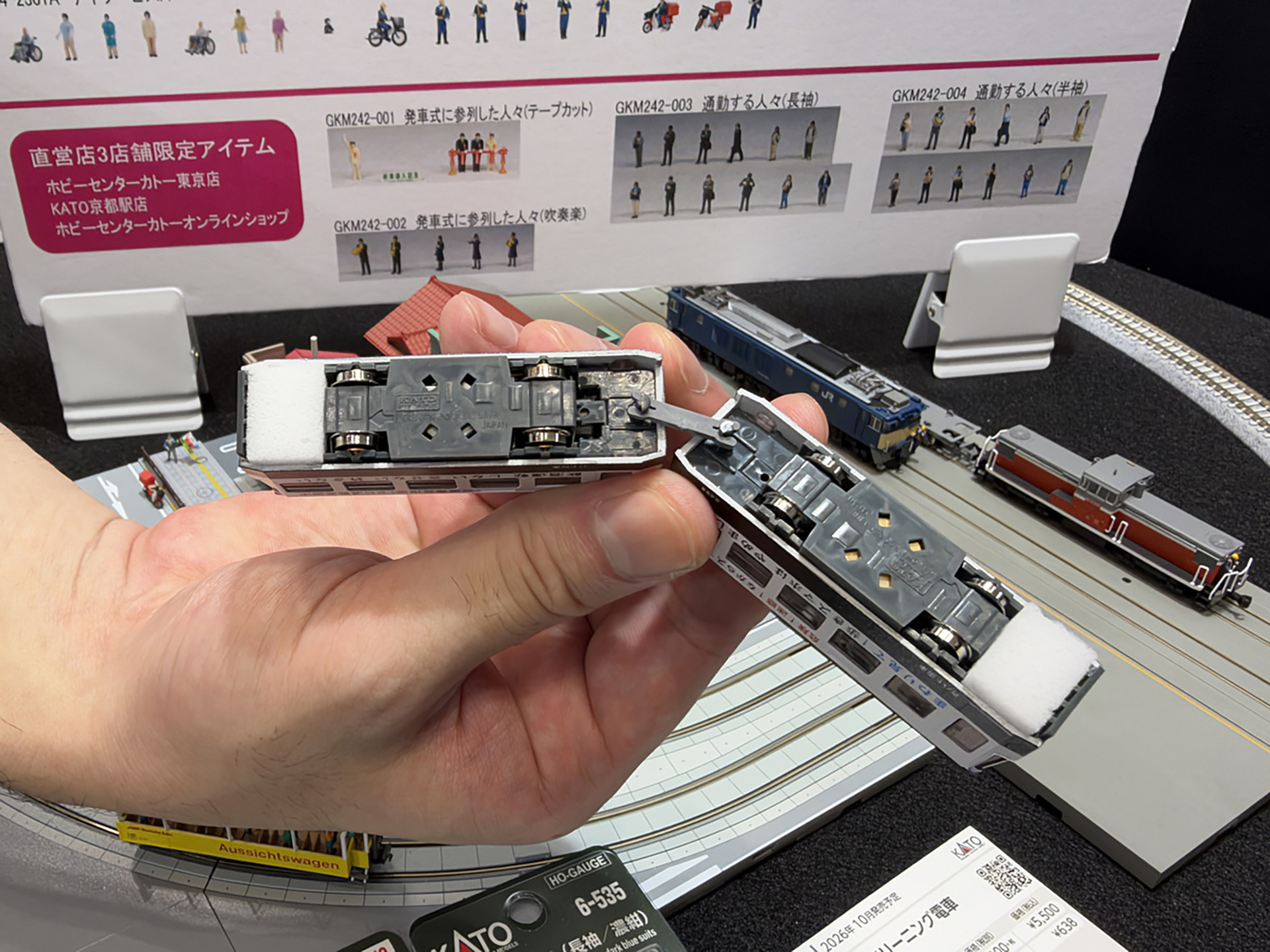底面の先頭部分にクリーニング用のスポンジが配置されている