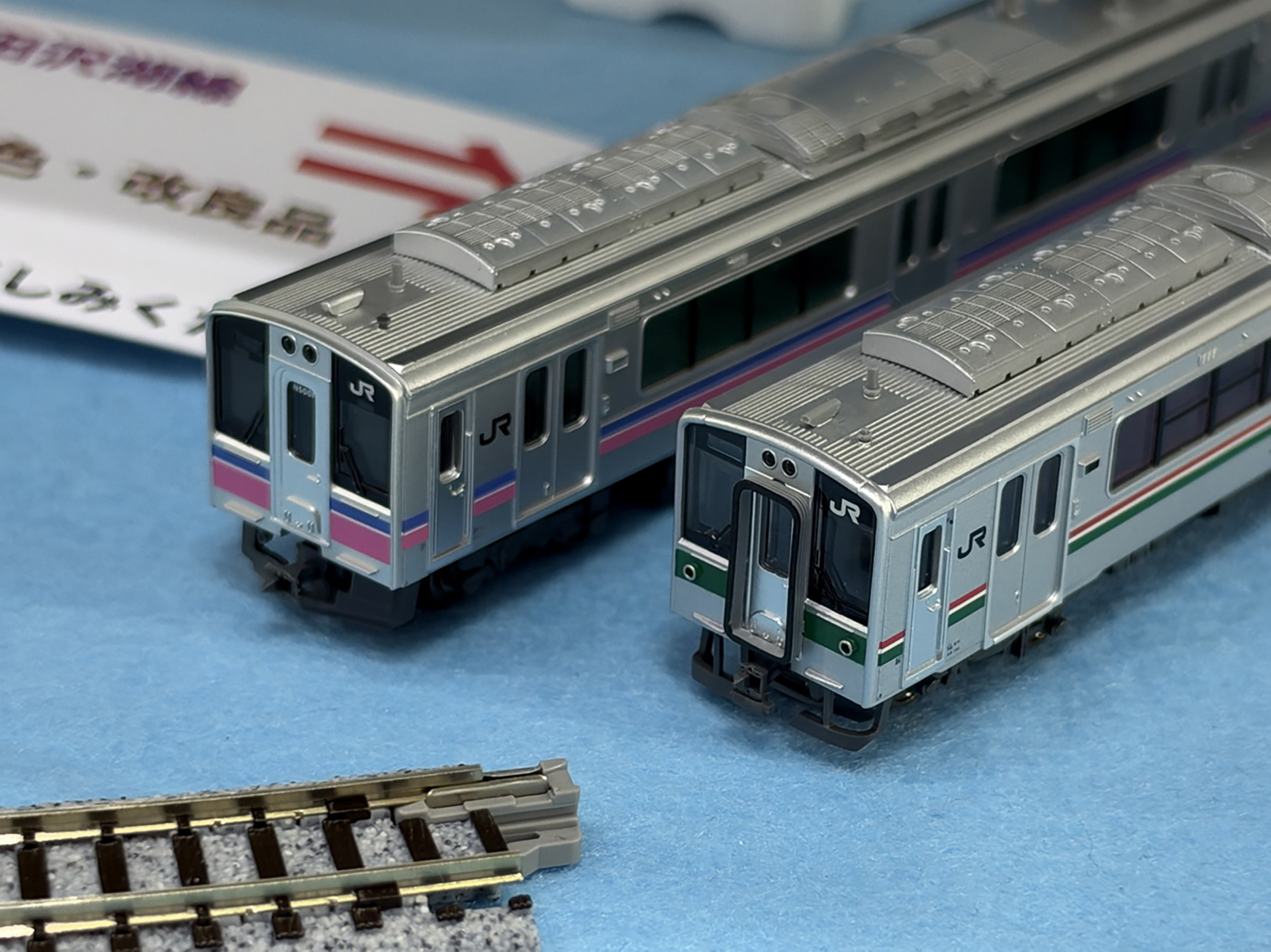 左が旧製品の田沢湖線、右が新製品の701系100番代 仙台色・改良品。前面が改良されており、比較してみると新製品の方がシャープになっている