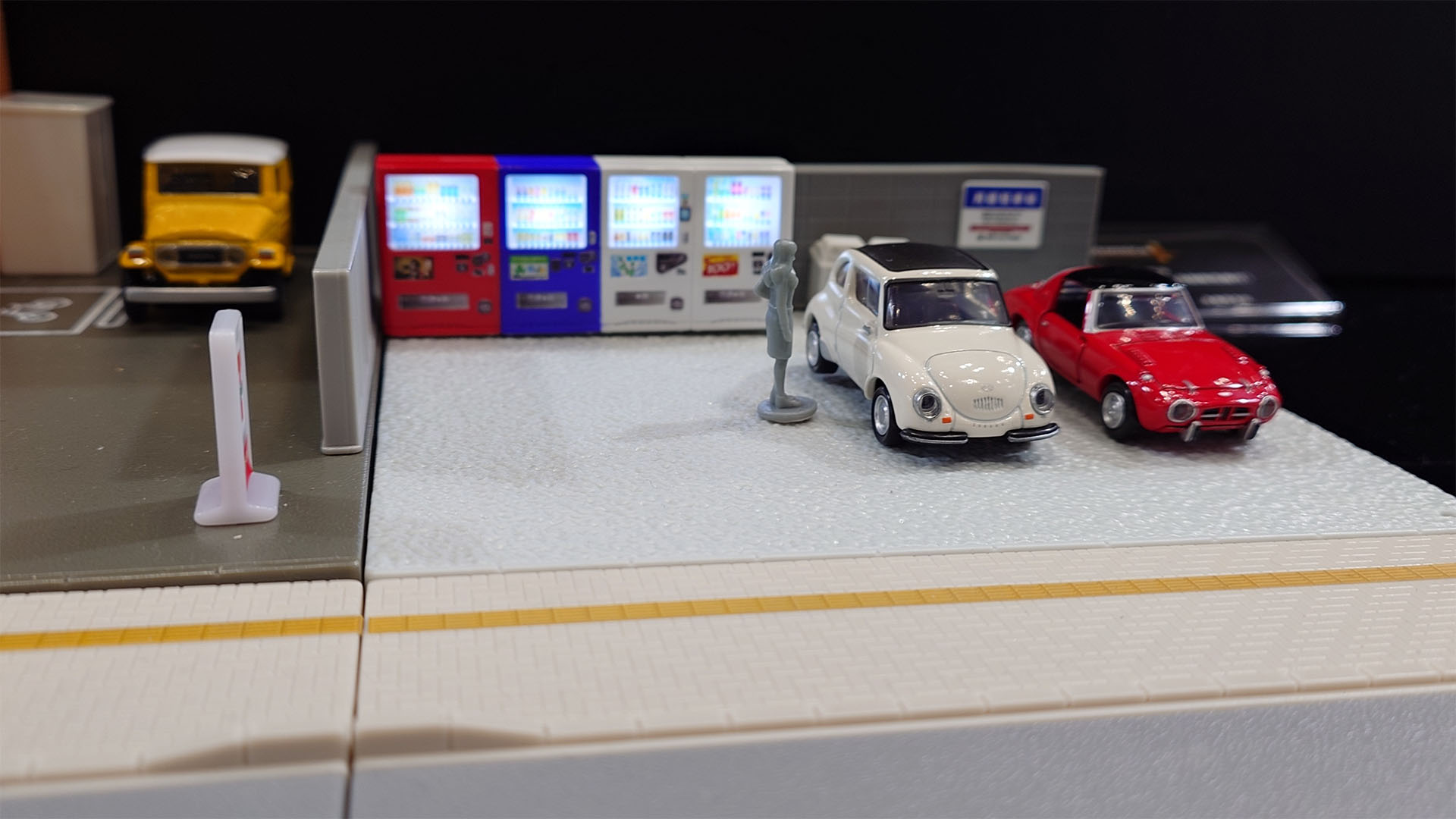 駐車場にある自販機のライティングがとてもリアリティを感じさせます