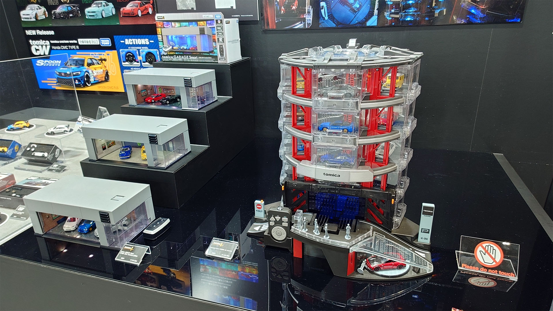 先日レビューをお届けしたタワーパーキングとリモコン操作によるトミカガレージ