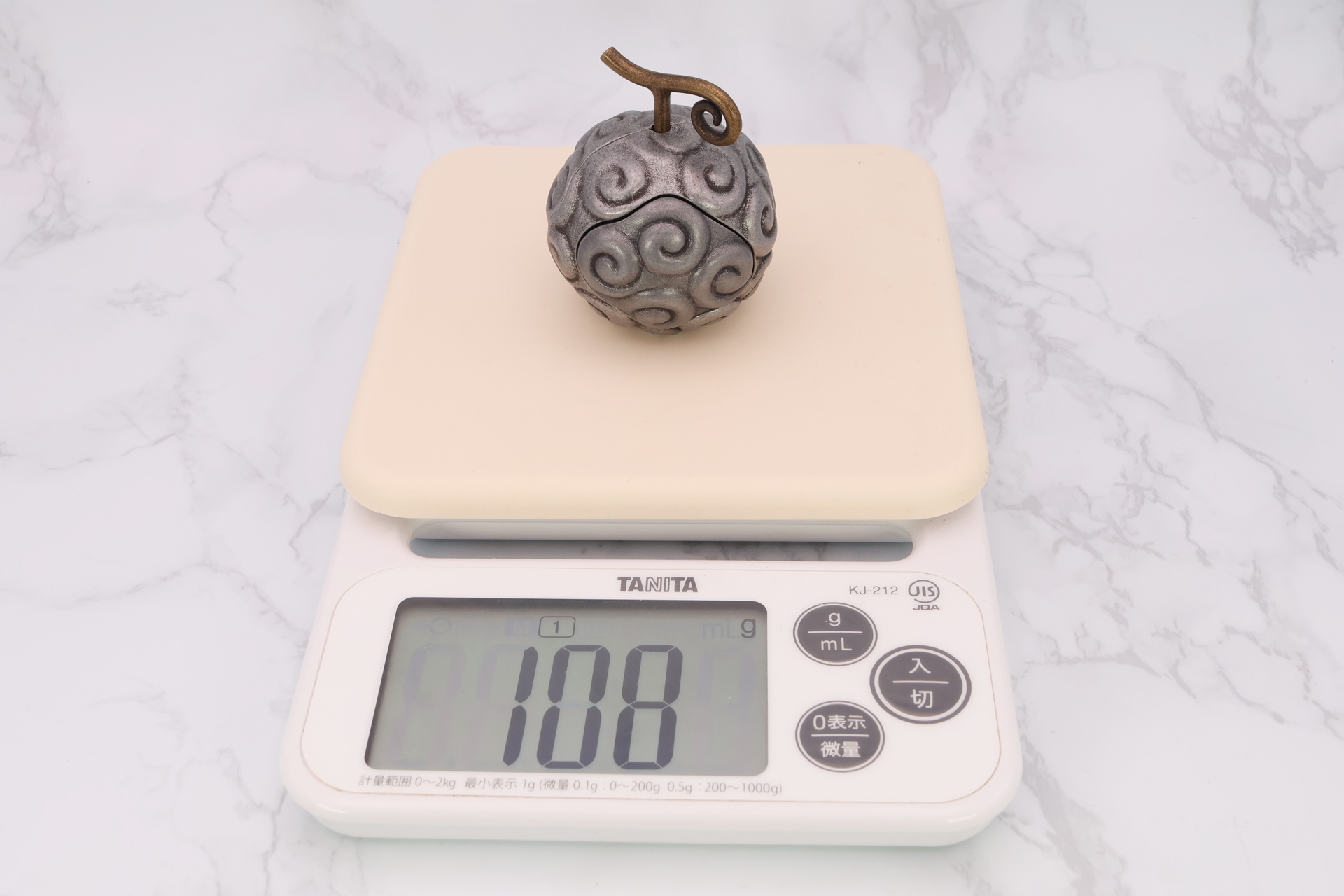 重量は実測で108g。中空ではないため、大きさの割に重い。材質は亜鉛合金