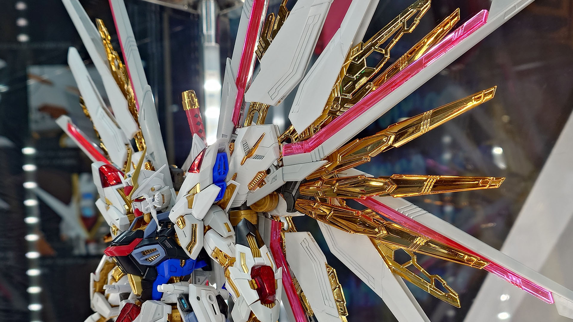 ストライクフリーダムガンダム弐式本体と、プラウドディフェンダーの展開による多重のディテールが重なり合います。各部から覗くゴールドの表現の違いもすごい！