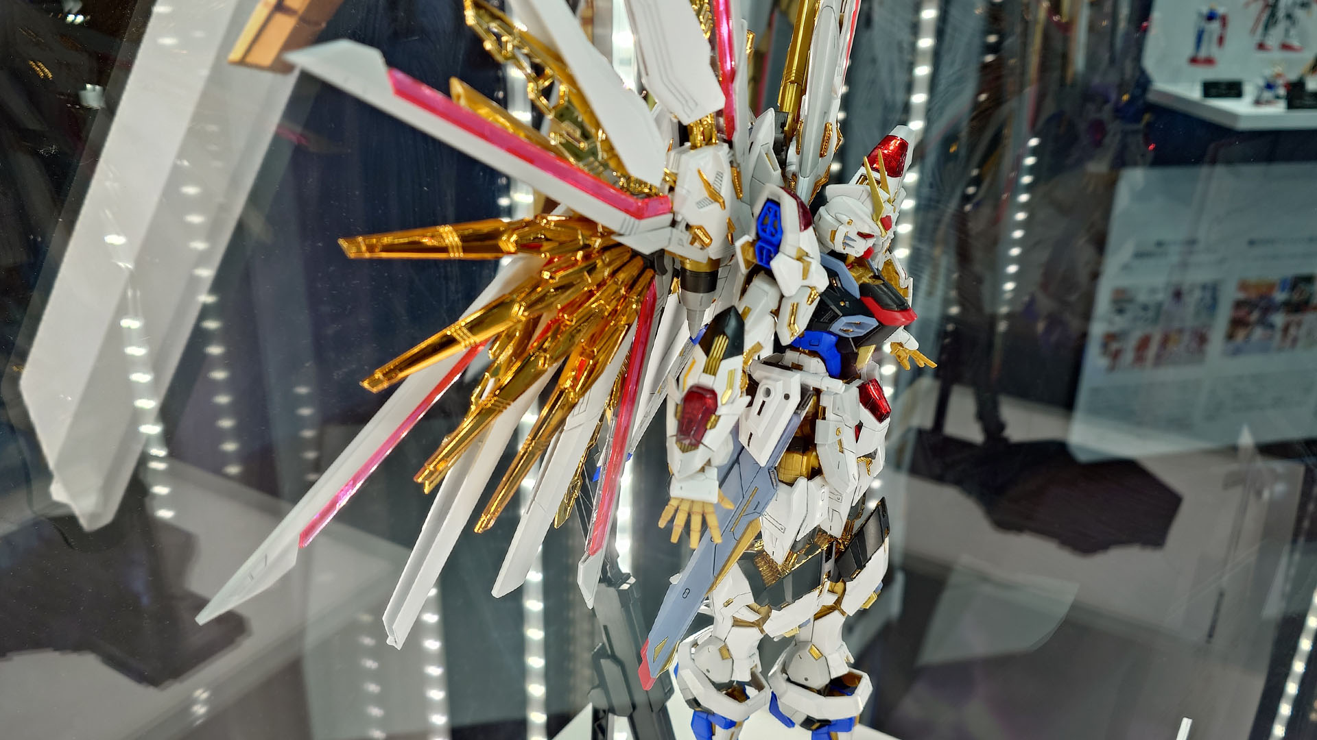 プラウドディフェンダーの翼の展開方法も練り込まれていそうです。ドッキングシーケンスもブンドドしてみたい！