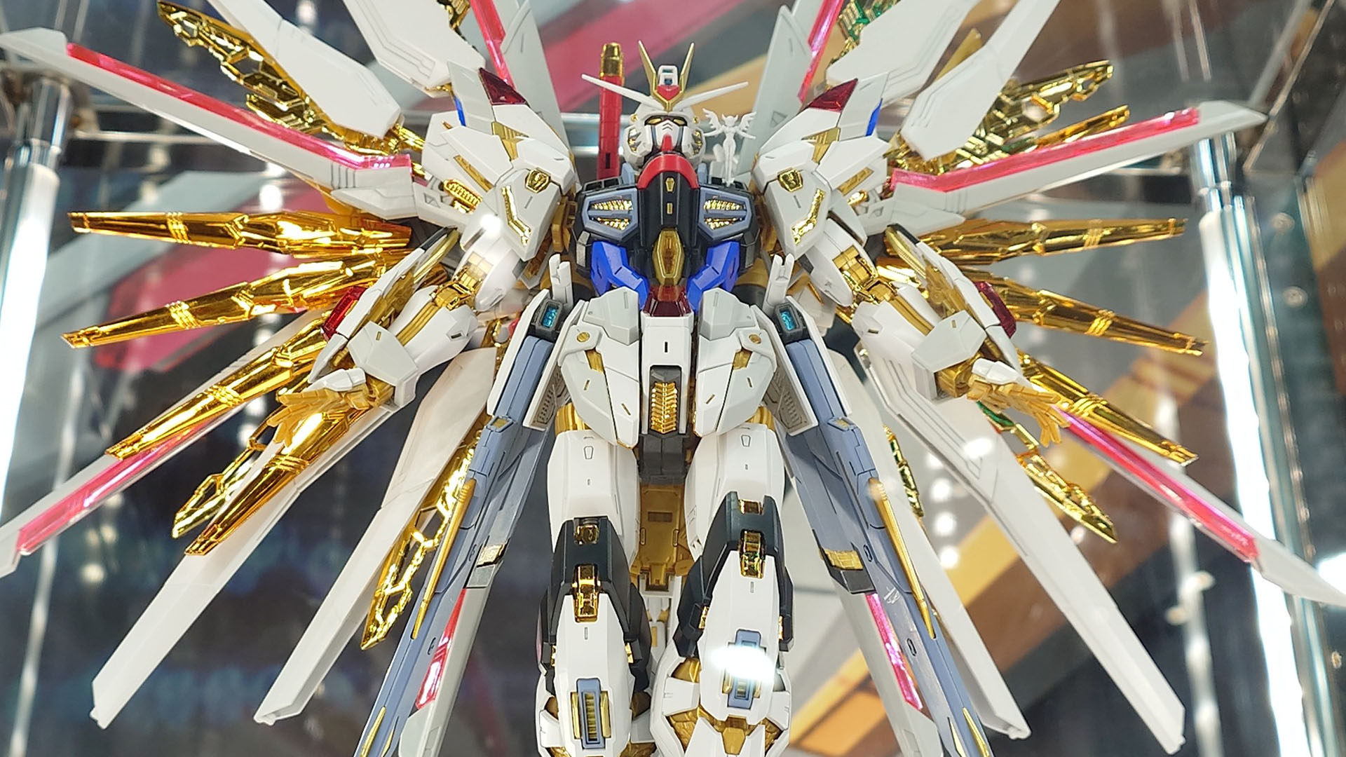 この輝きを見よ！組んでポージングさせる時にライティングにも凝りたいほどのガンプラです。胸部上面にはラクスのフィギュアが！