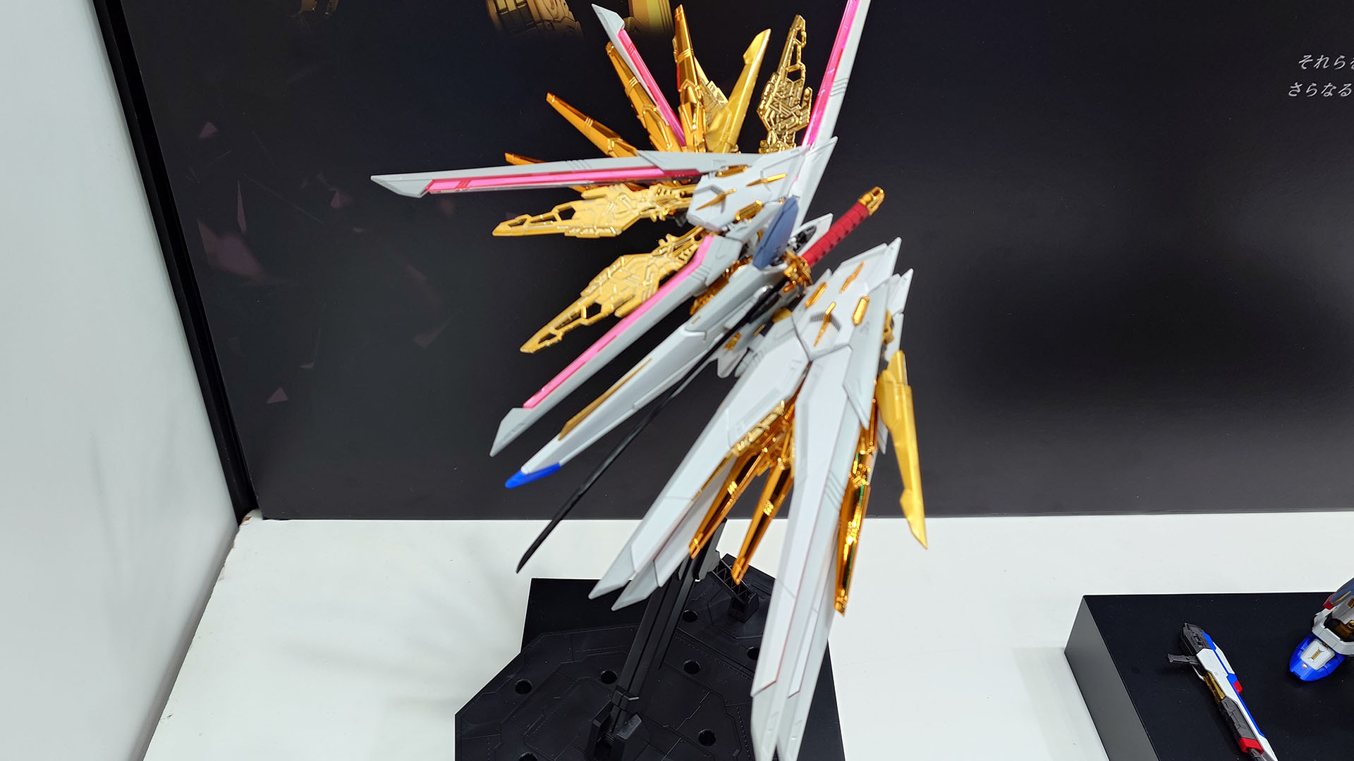 プラウドディフェンダーの単体展示。この状態でもウイングを広げることができ、構造をよく見ることができます