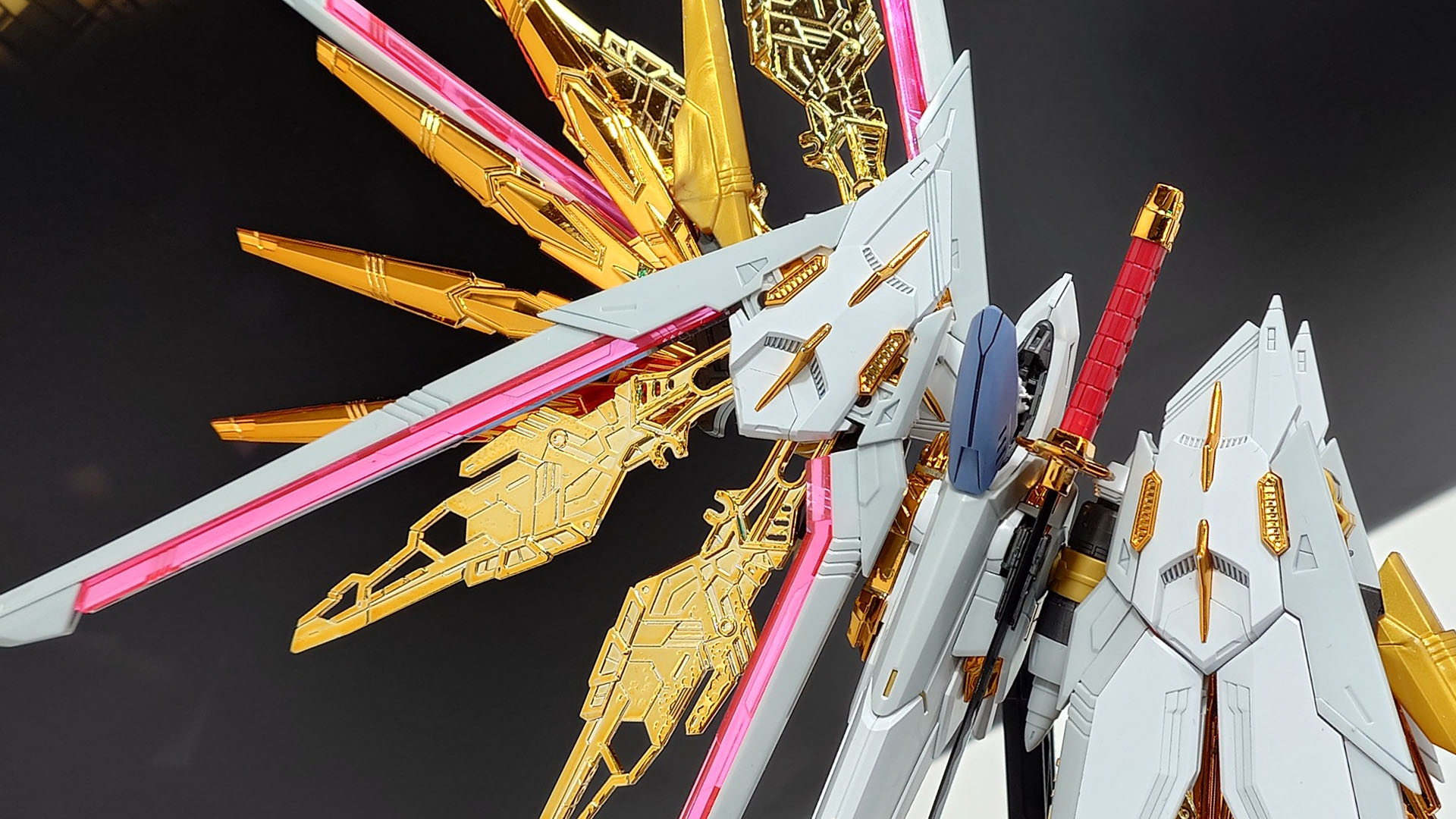 ウルトラディテールのキラキラゴールドのメカフレーム！コックピットも再現し、中にラクスのフィギュアが乗ります