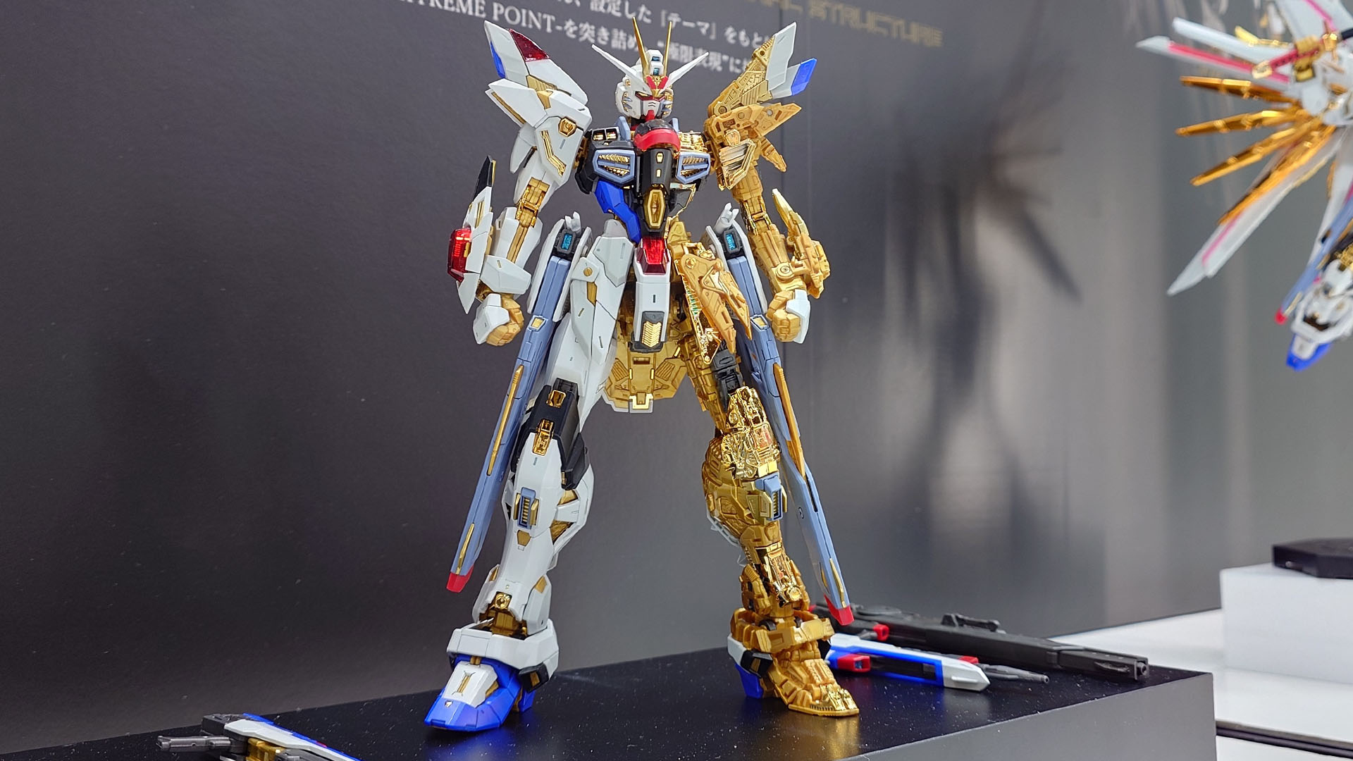 スリムなボディに長い手足でとってもスタイリッシュでかっこいい！頭部ディスラプター展開状態は専用パーツに付け替えて再現します