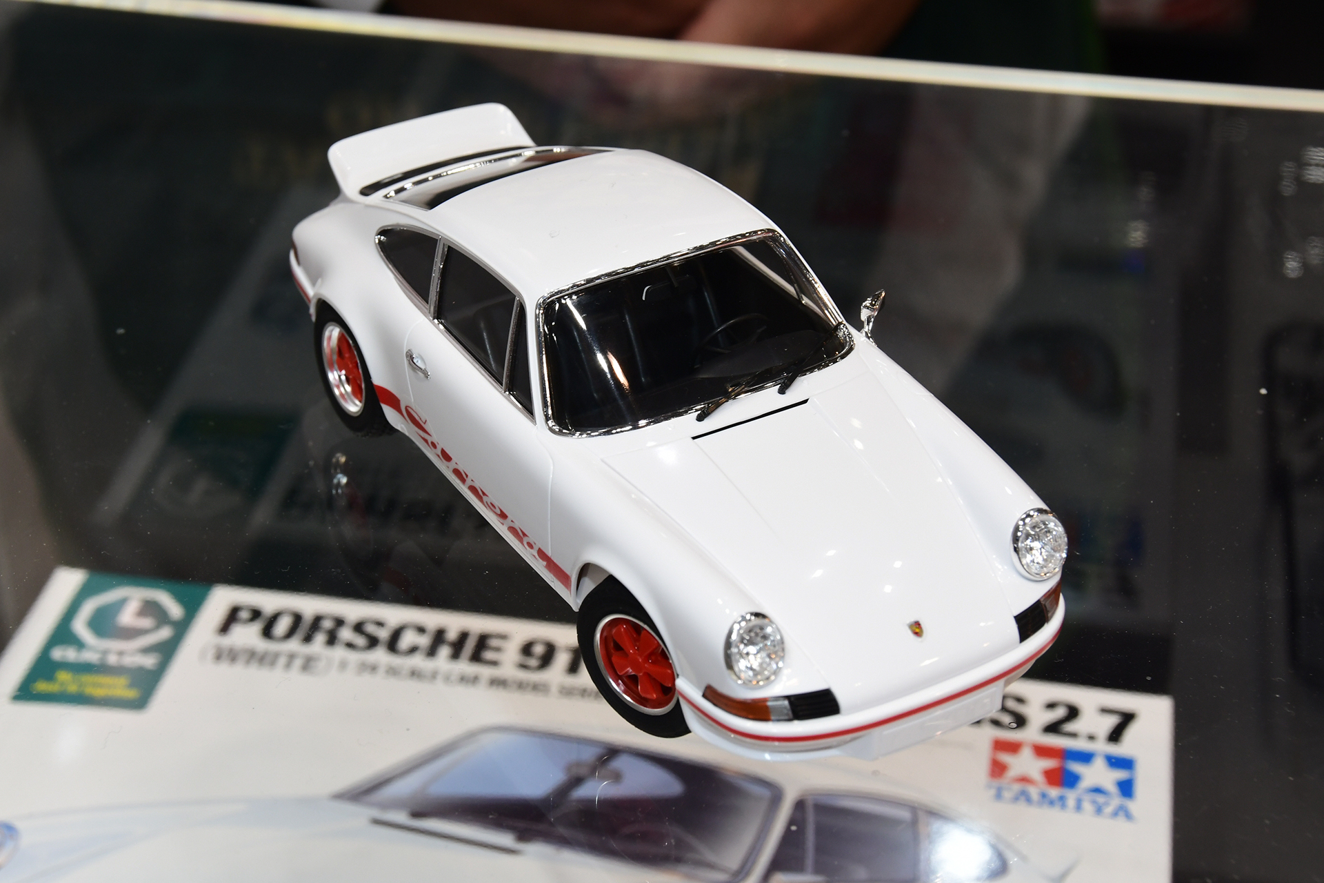 「ポルシェ911カレラ RS2.7」はレースに出場するために市販された車。右のサイドミラーがないなど徹底的な軽量化が行われている