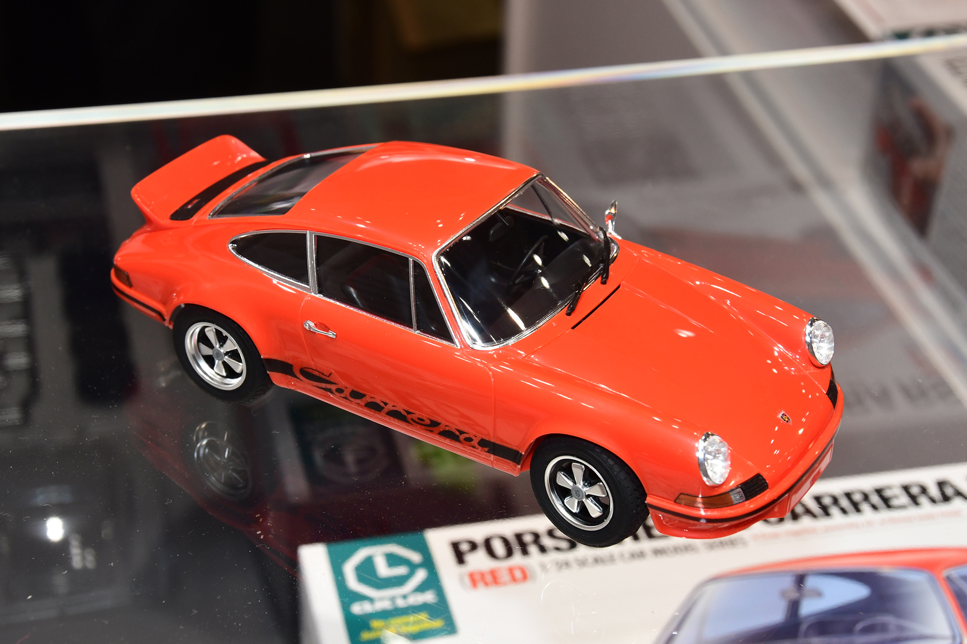 「ポルシェ911カレラ RS2.7」はレースに出場するために市販された車。右のサイドミラーがないなど徹底的な軽量化が行われている