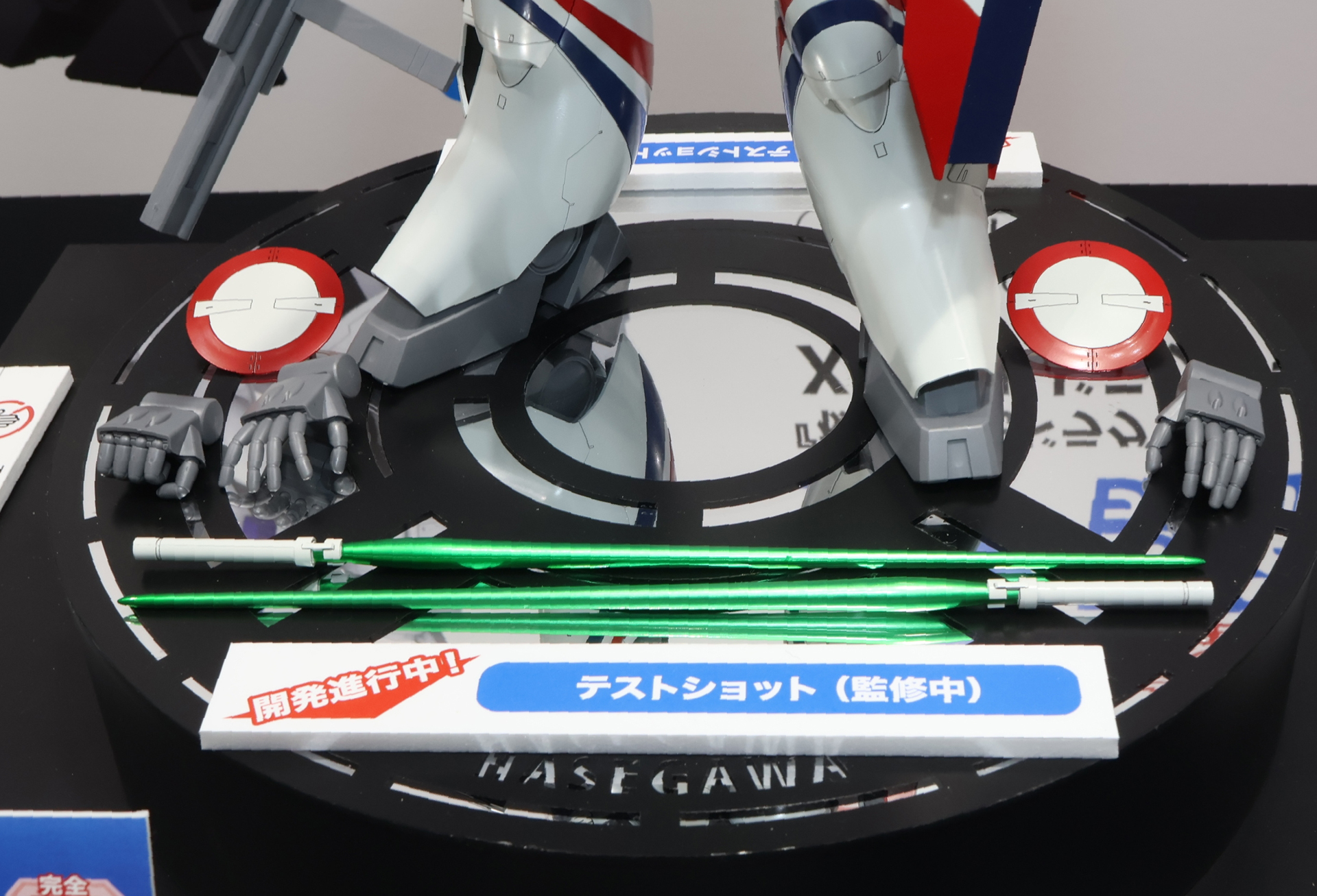 武装はレーザーソード、ハンドレールガン、スローイングボム、アサルトナイフ、ハイブリッドシールドなどが付属。このクオリティのリフターも欲しくなるところ