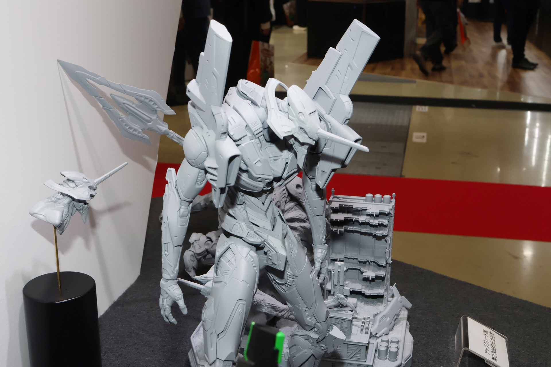 以前の試作品（左）からサイズが約1.5倍にグレードアップ。製品は左の試作品と同様のメタリックを主体としたカラーとなる予定だ