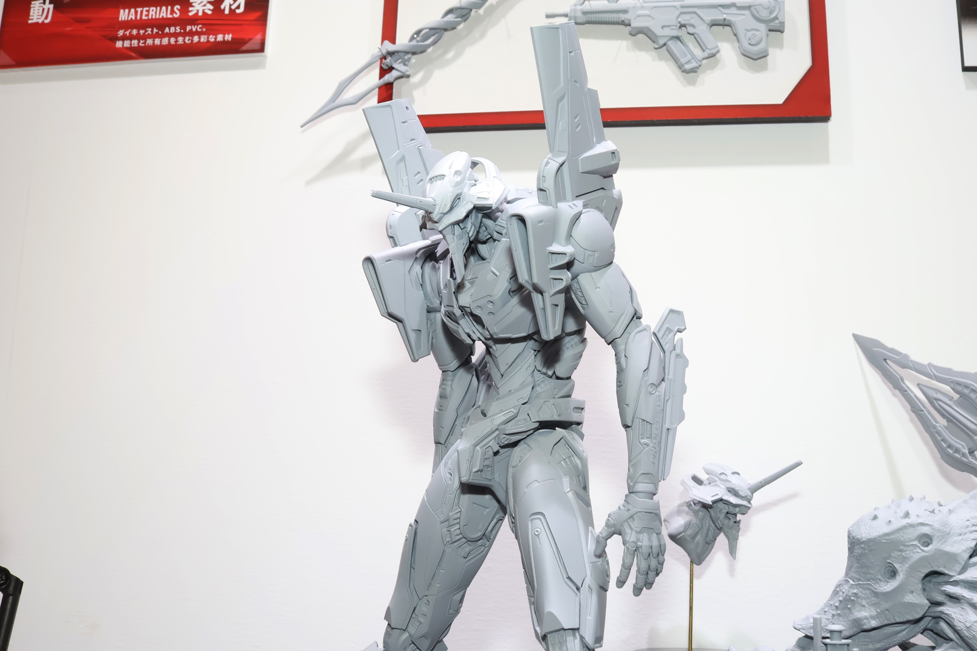ジョシュ・ニジー氏によるエヴァ初号機のデザインを元に、全高約300mmのフィギュアとして設計。各所のディテールもスタチューに準じている